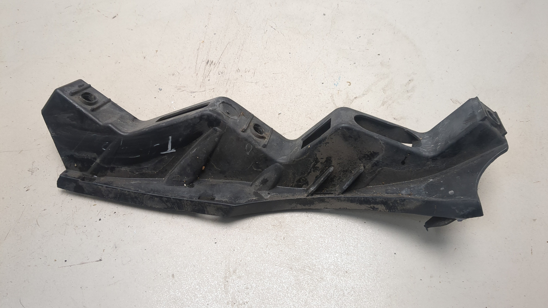 Кронштейн фар левый