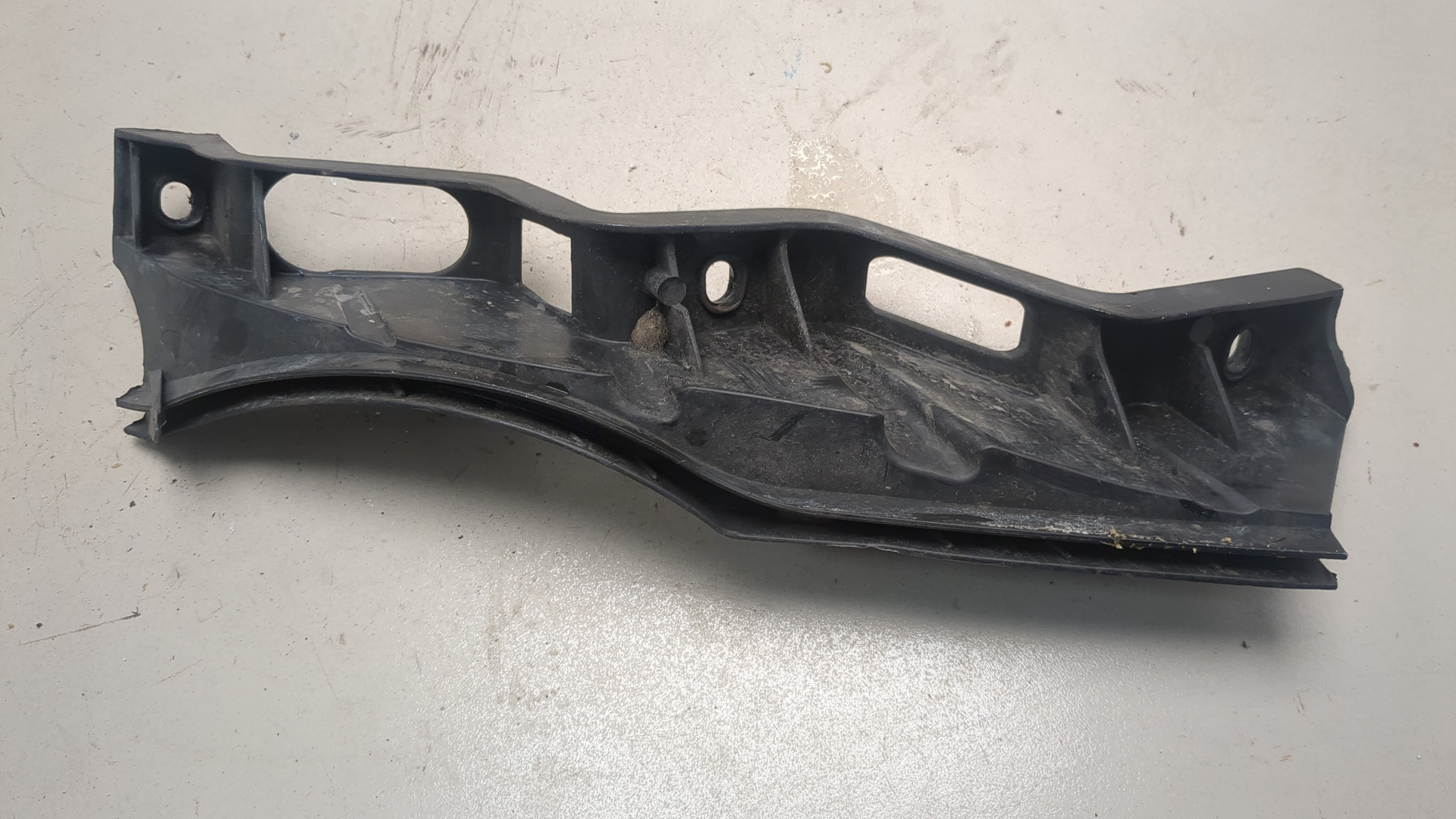 Кронштейн фар левый