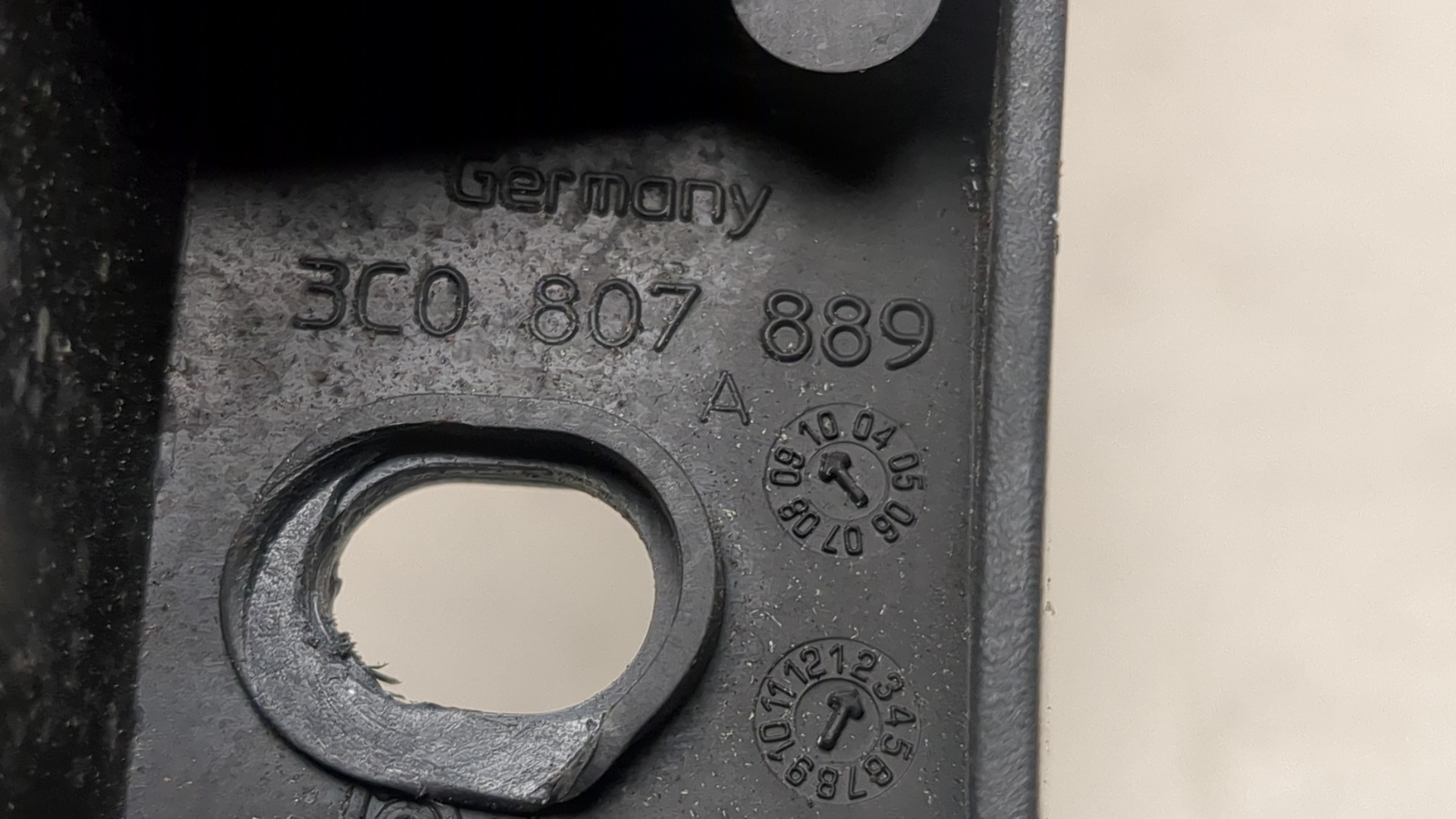 Кронштейн фар левый