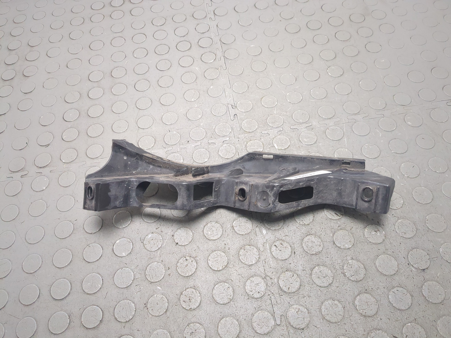 Кронштейн фар левый