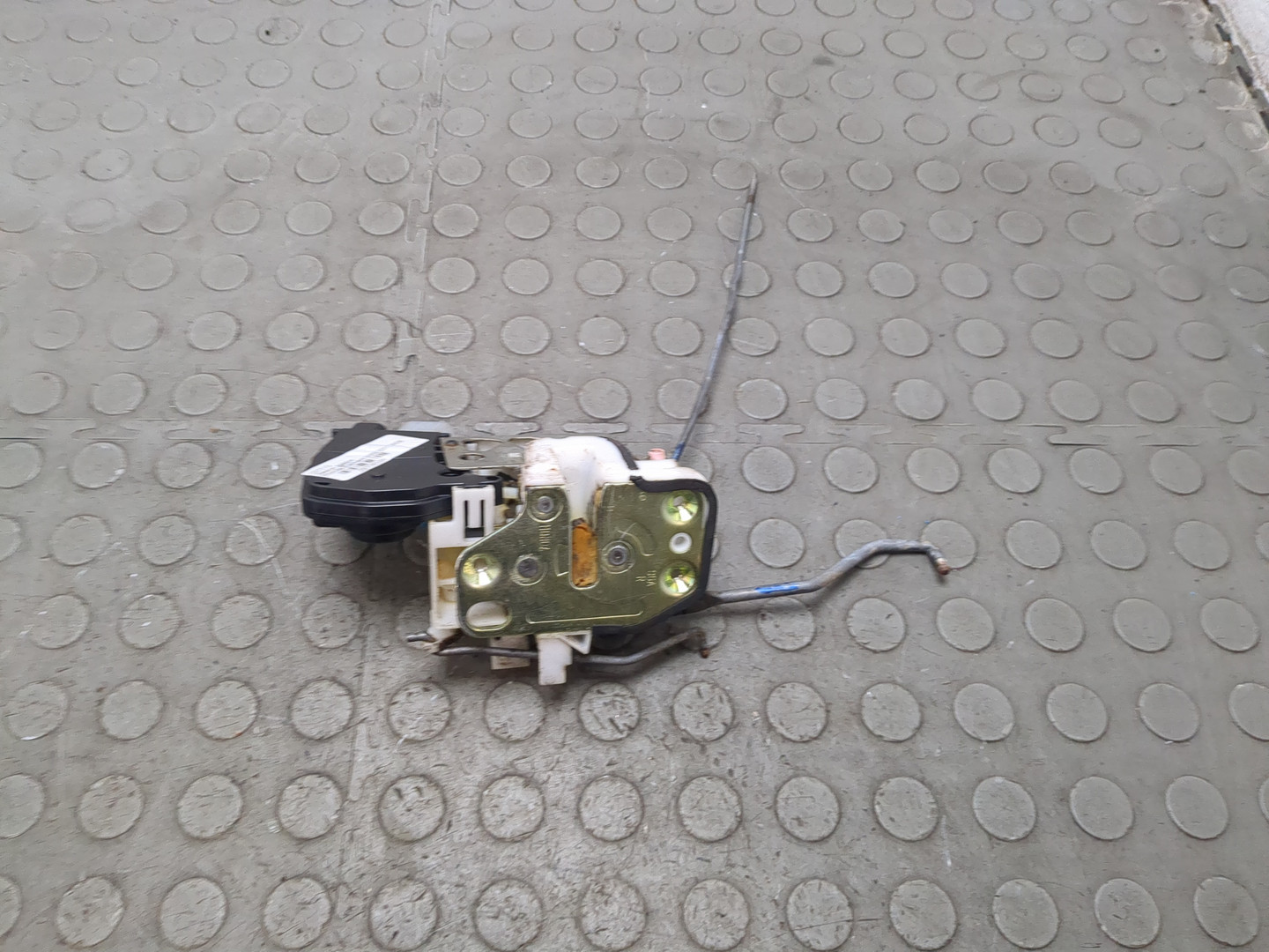 Замок двери передней правой