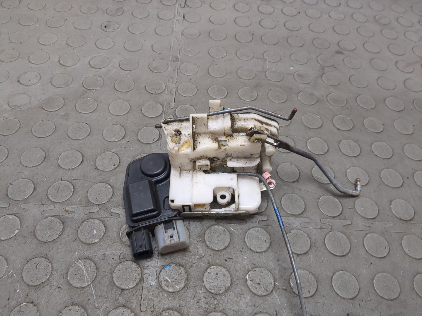 Замок двери передней правой