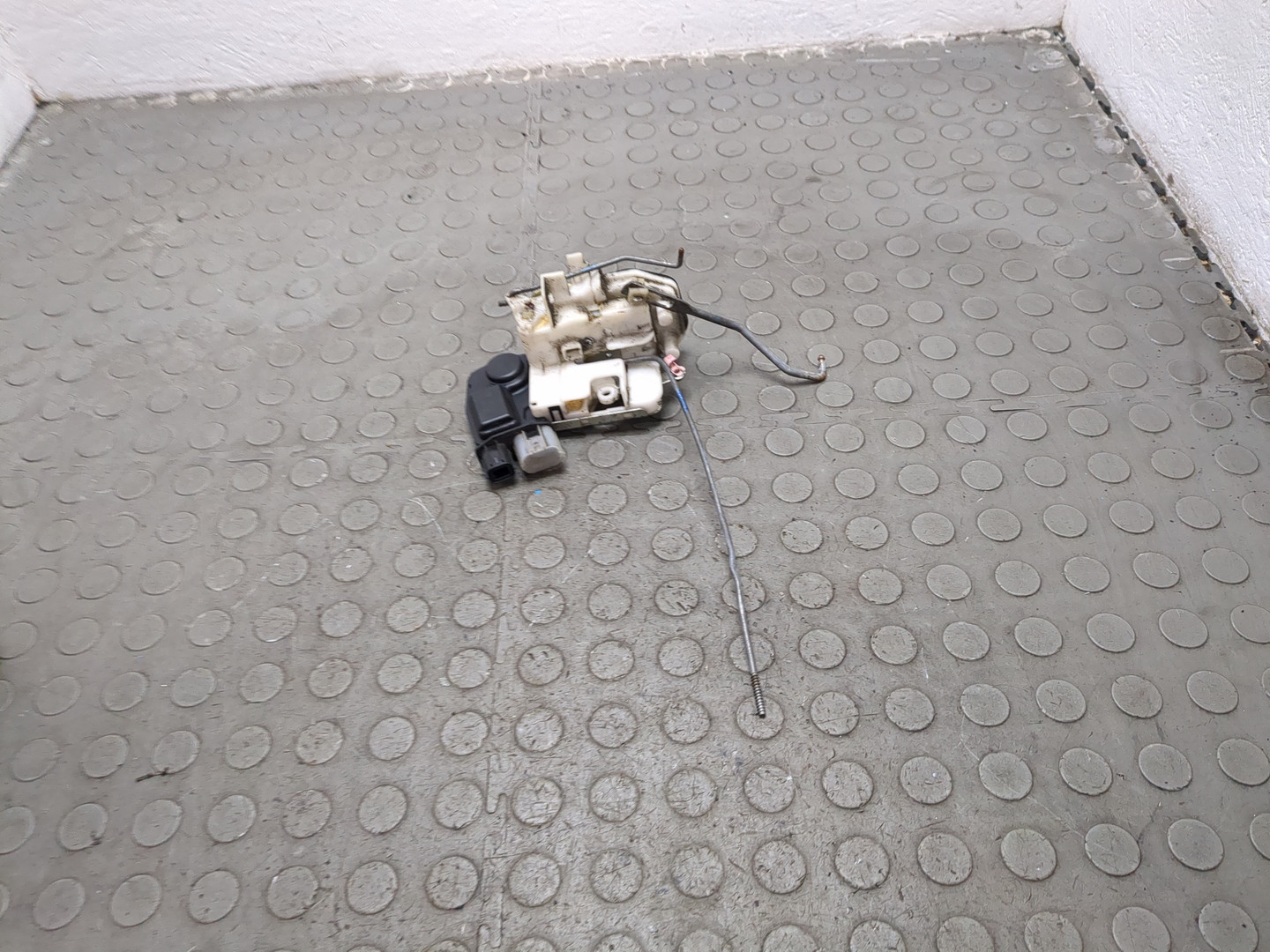 Замок двери передней правой