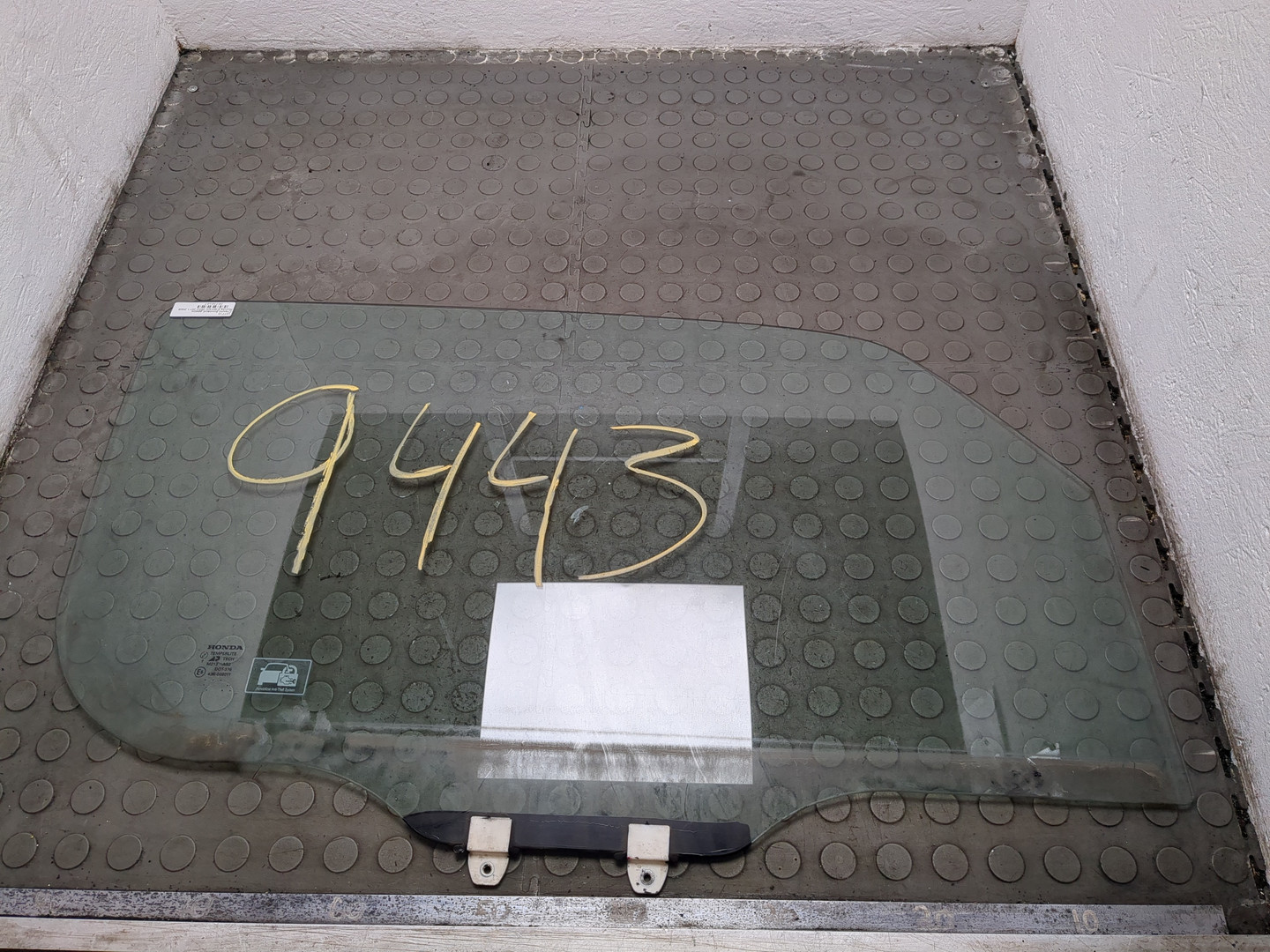 Стекло двери передней правой