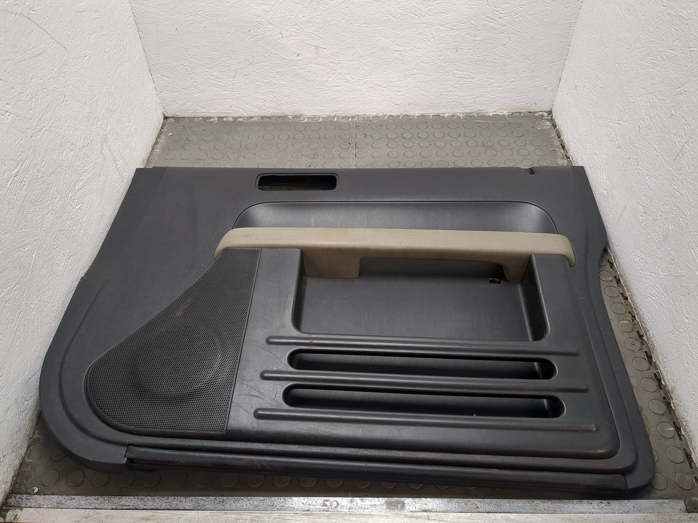 Обшивка двери передней правой