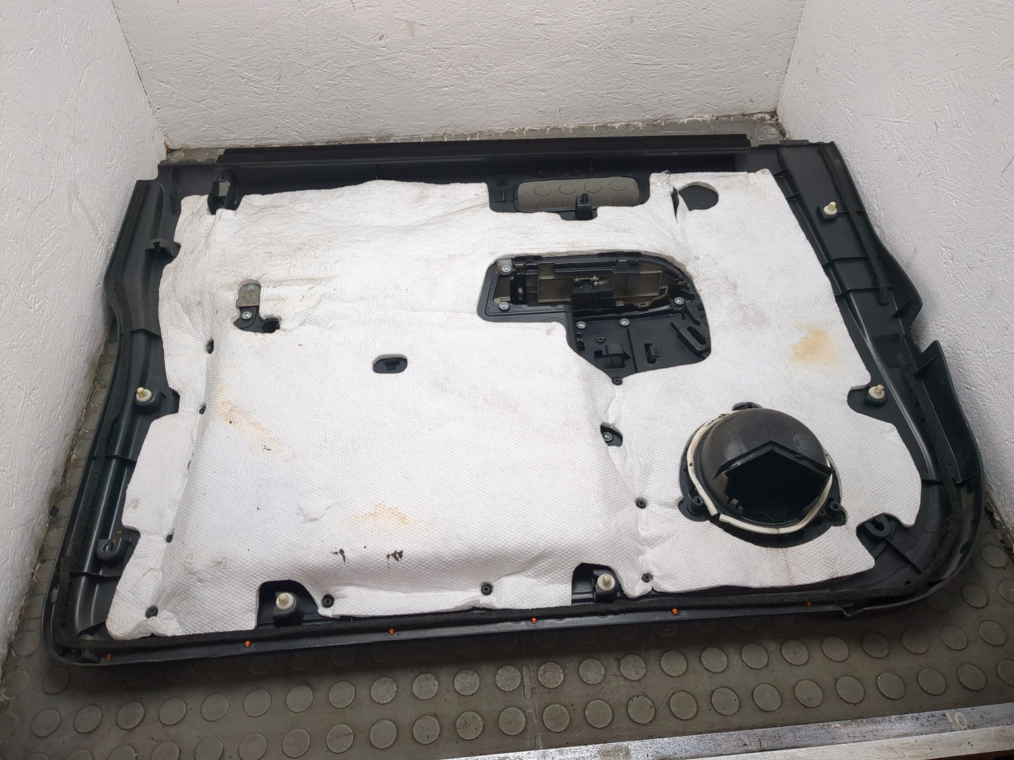 Обшивка двери передней правой