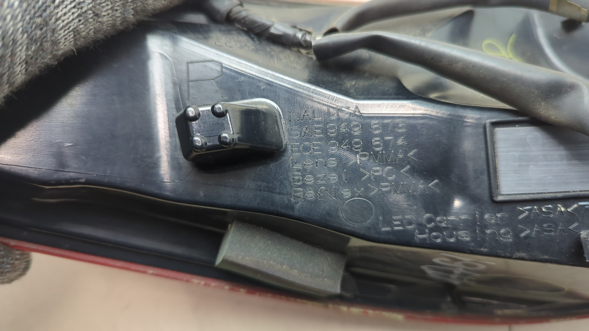 Фонарь задний правый