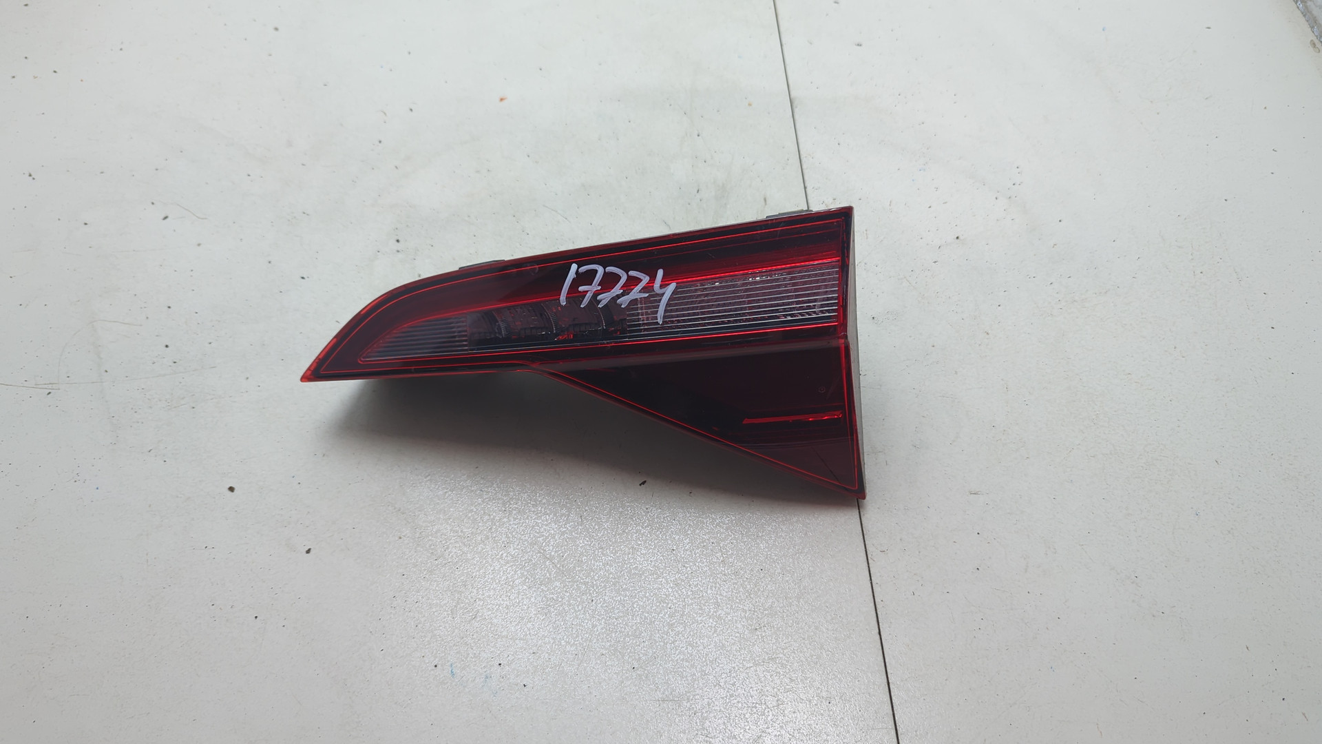 Фонарь задний внутренний правый