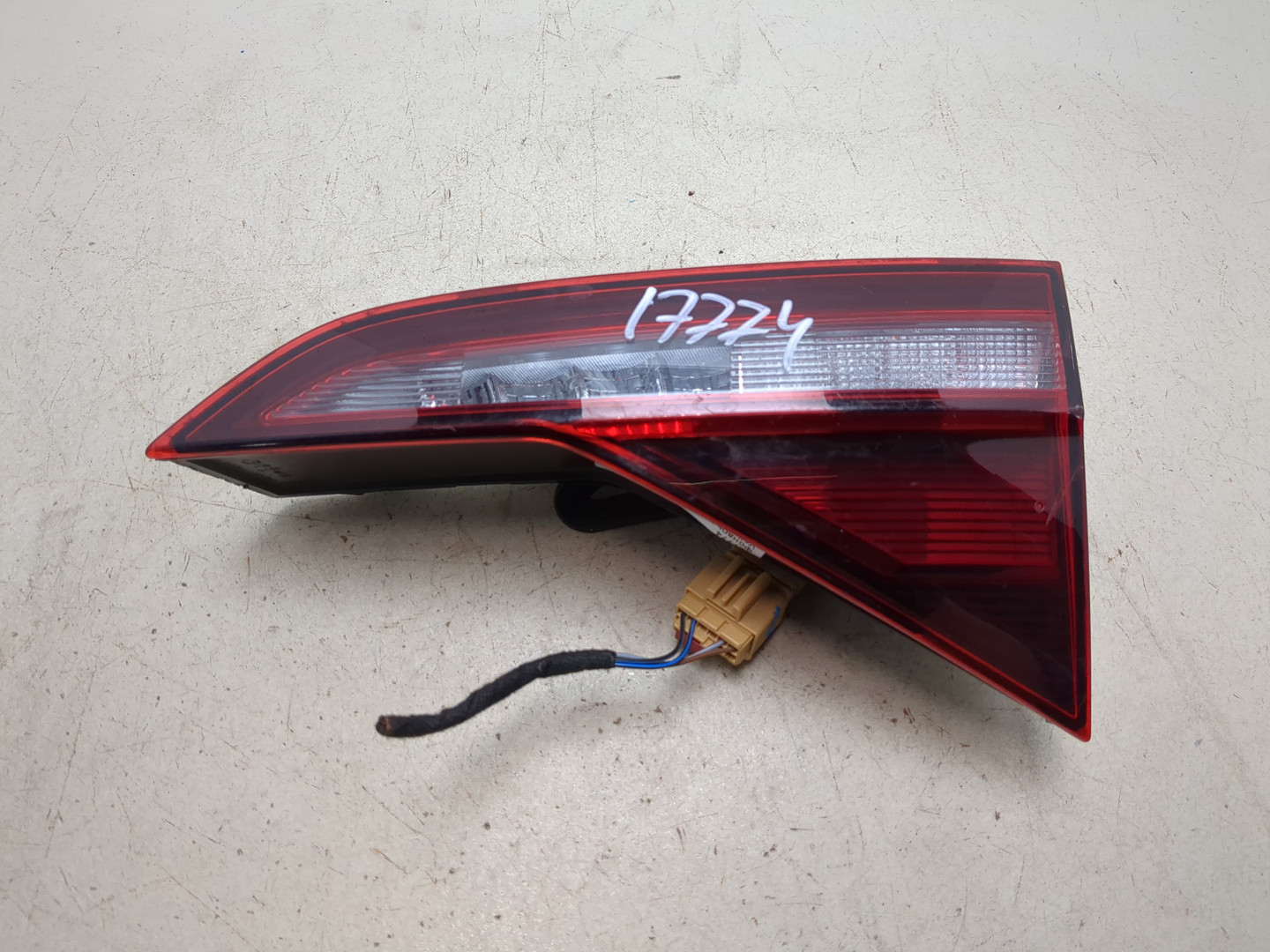 Фонарь задний внутренний правый