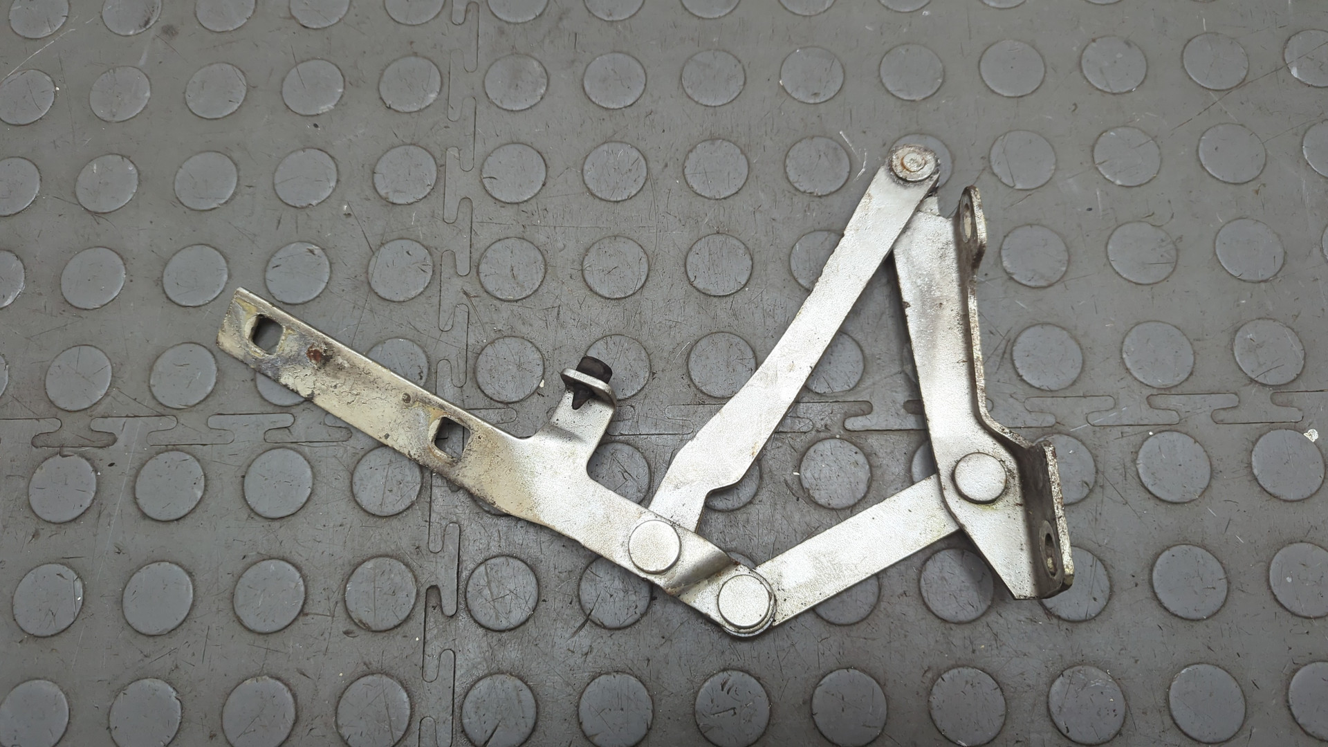 Петля капота левая