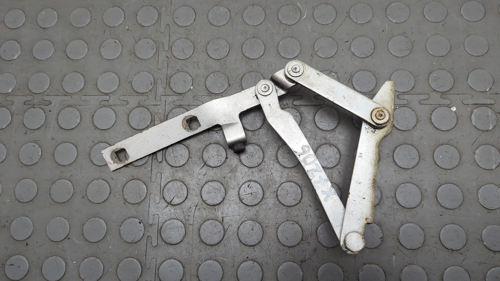 Петля капота левая