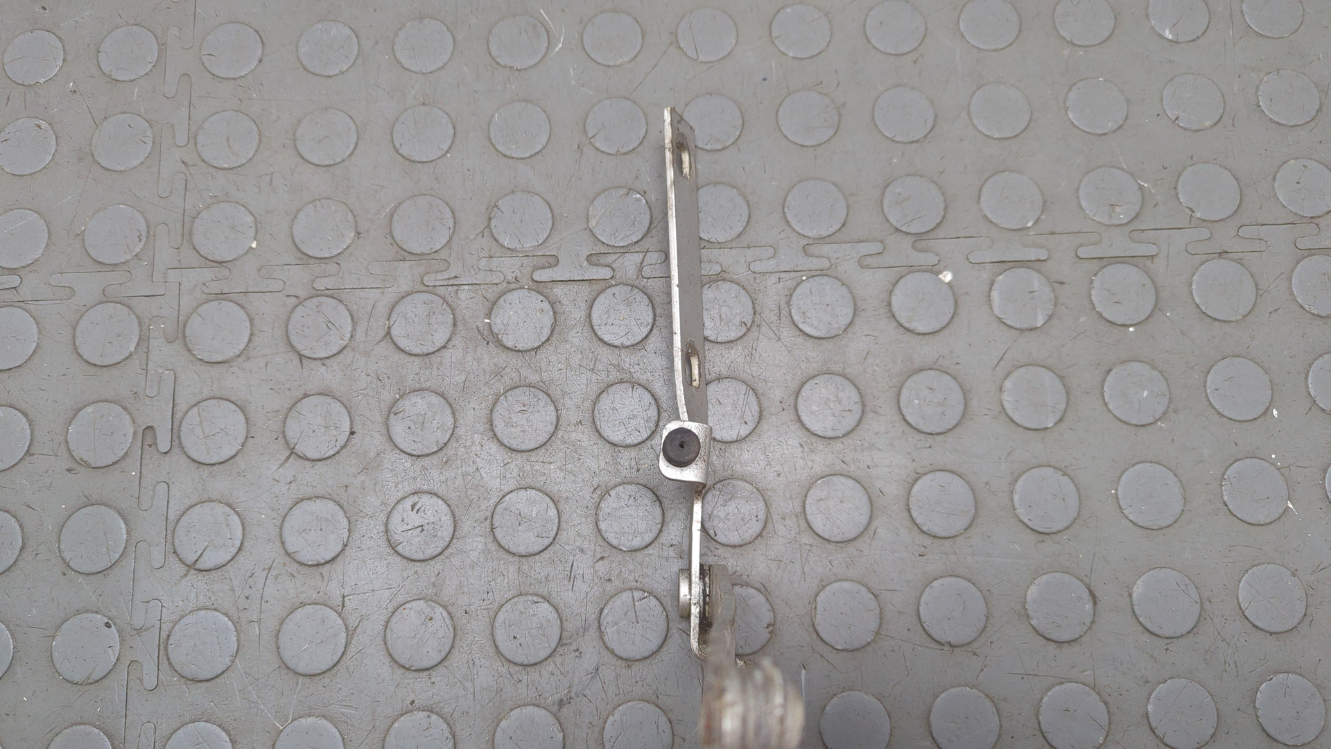 Петля капота левая