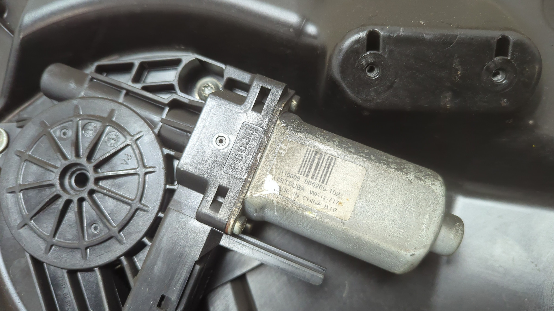 Стеклоподъемник электр. передний правый