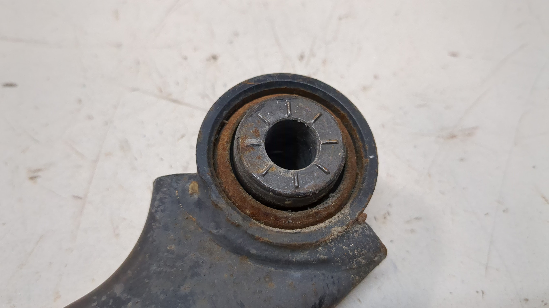 Рычаг задний левый