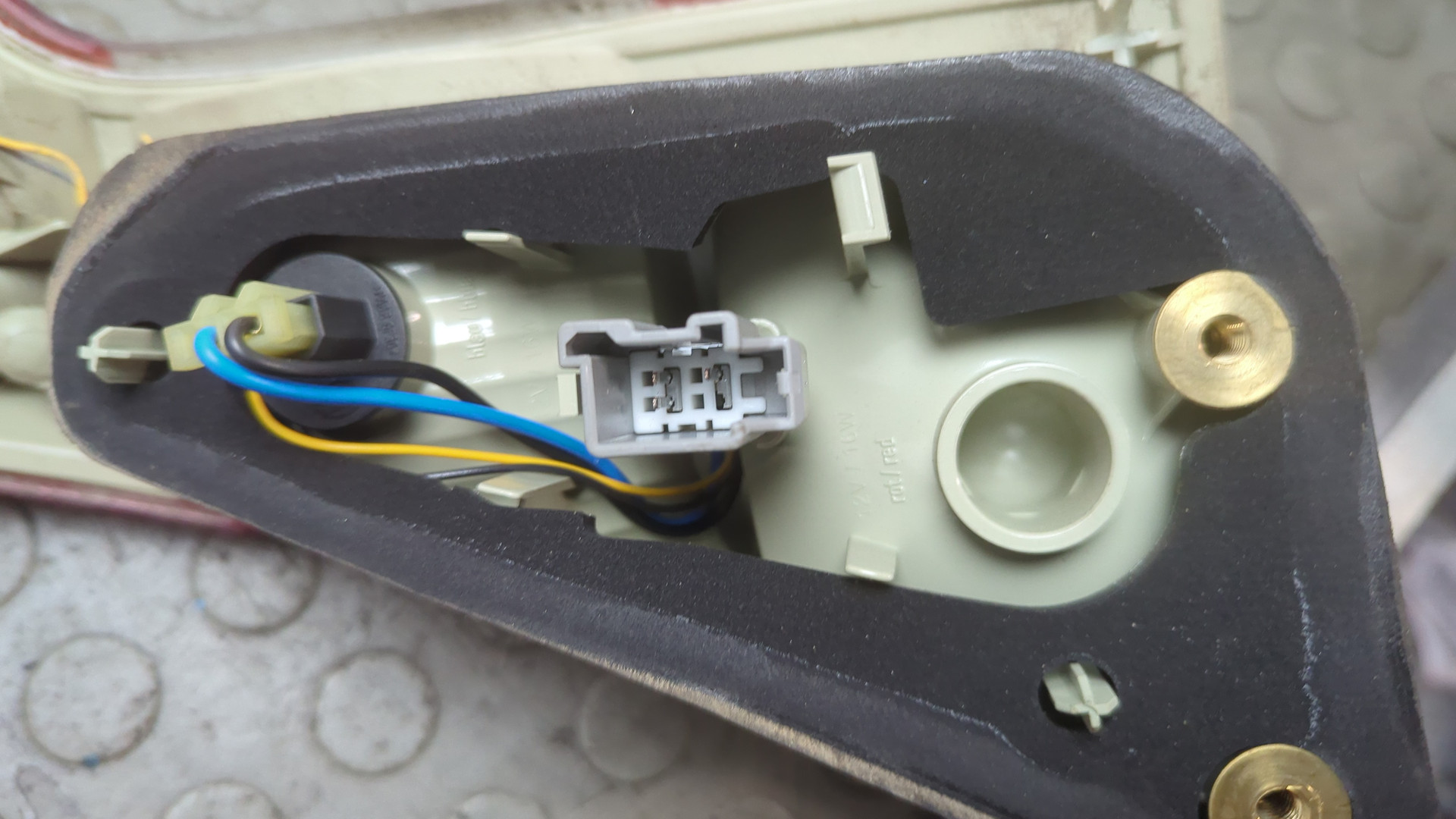 Фонарь задний внутренний левый