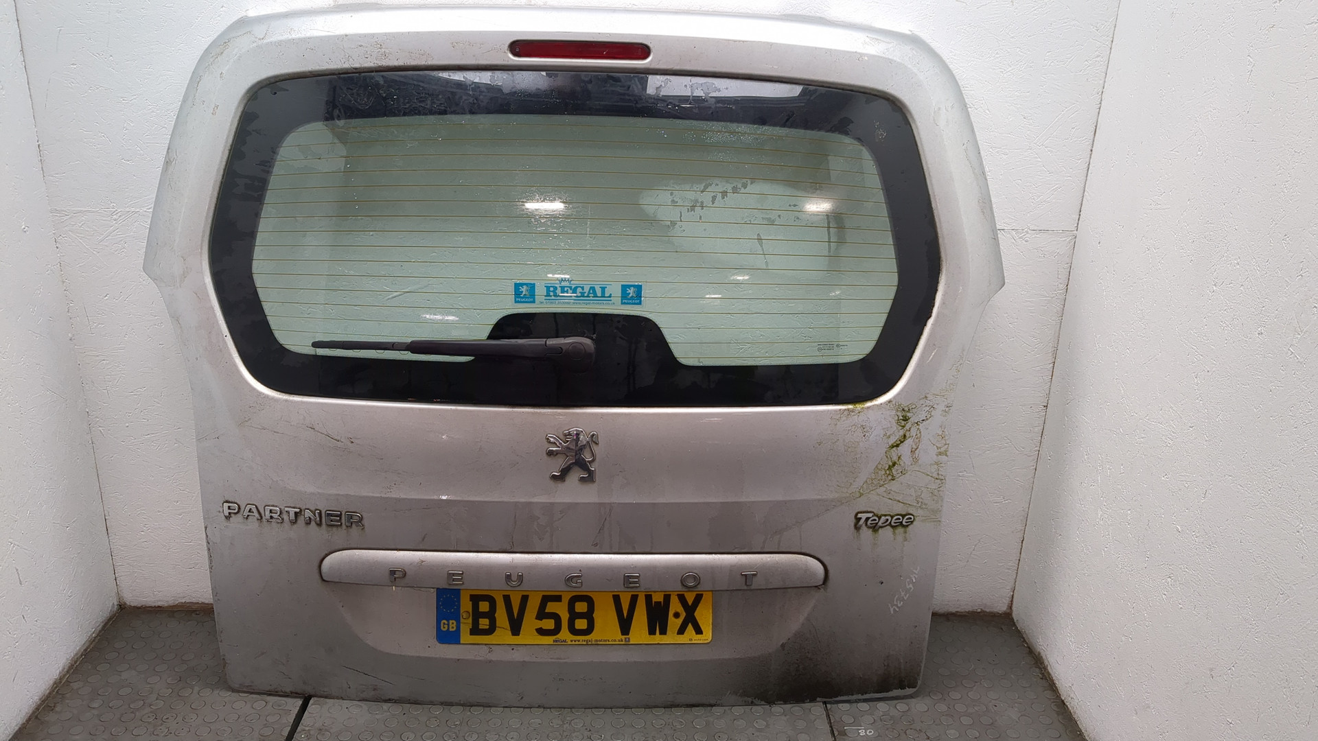 Дверь багажника