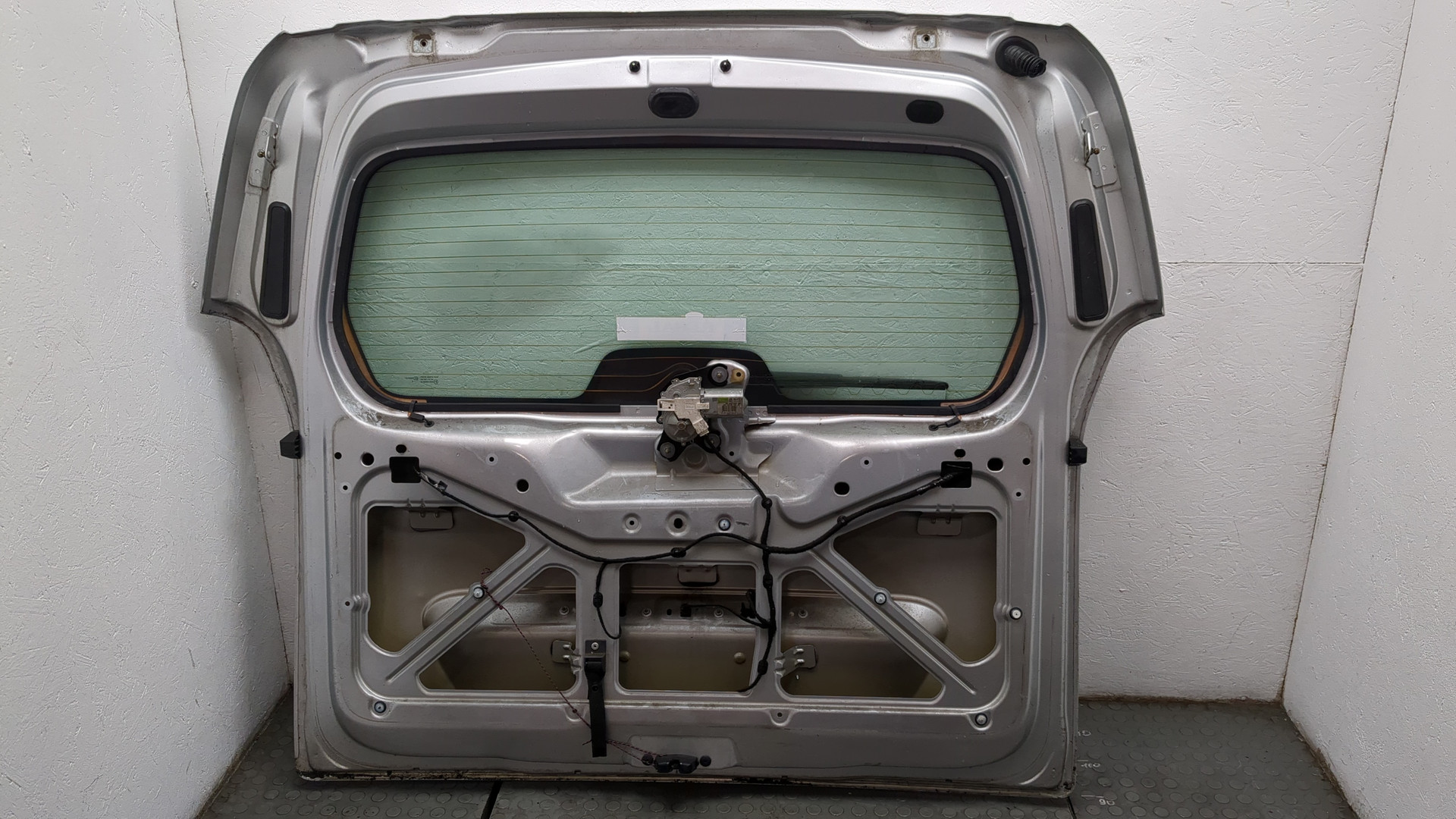 Дверь багажника