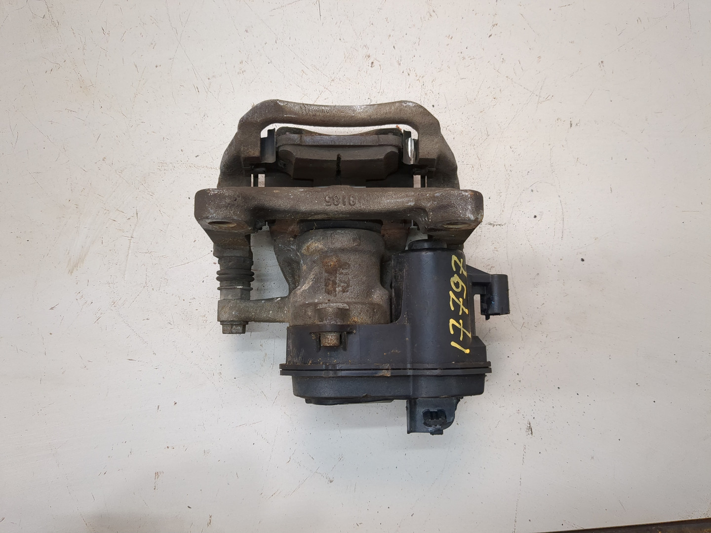 Суппорт задний левый