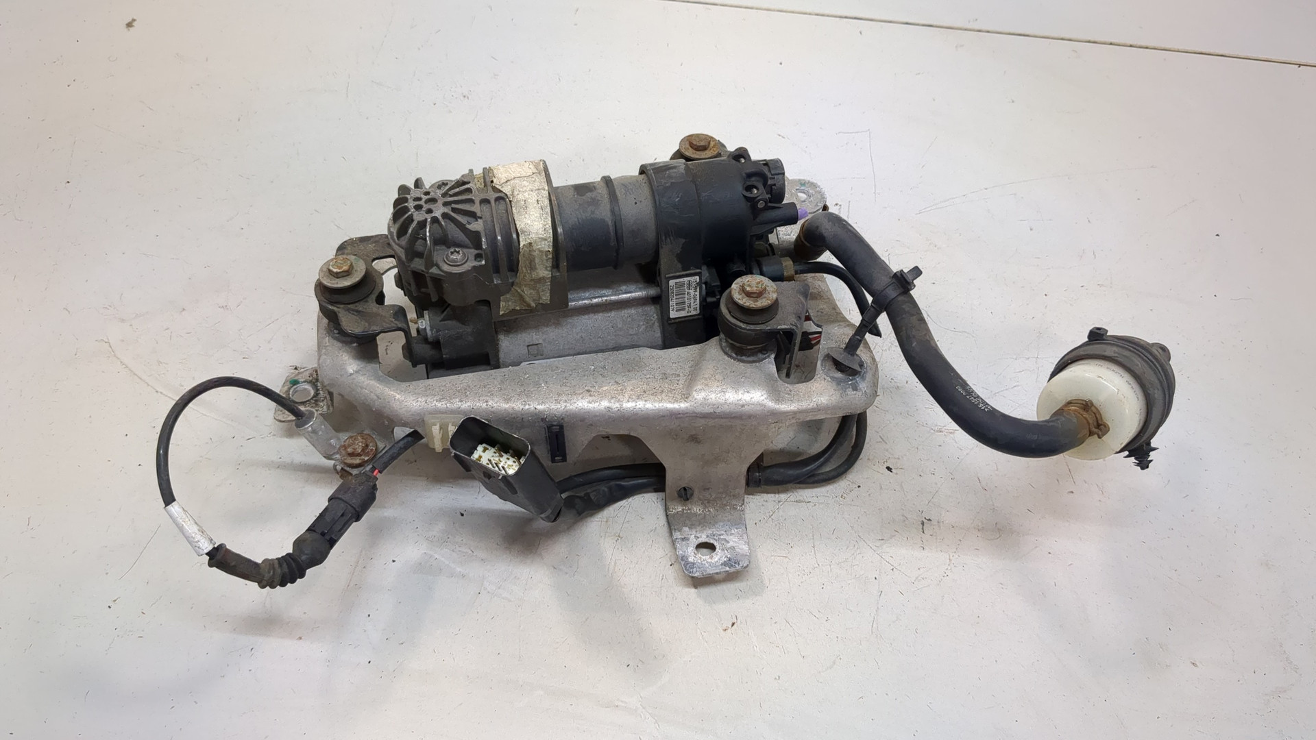 Насос регулировки подвески