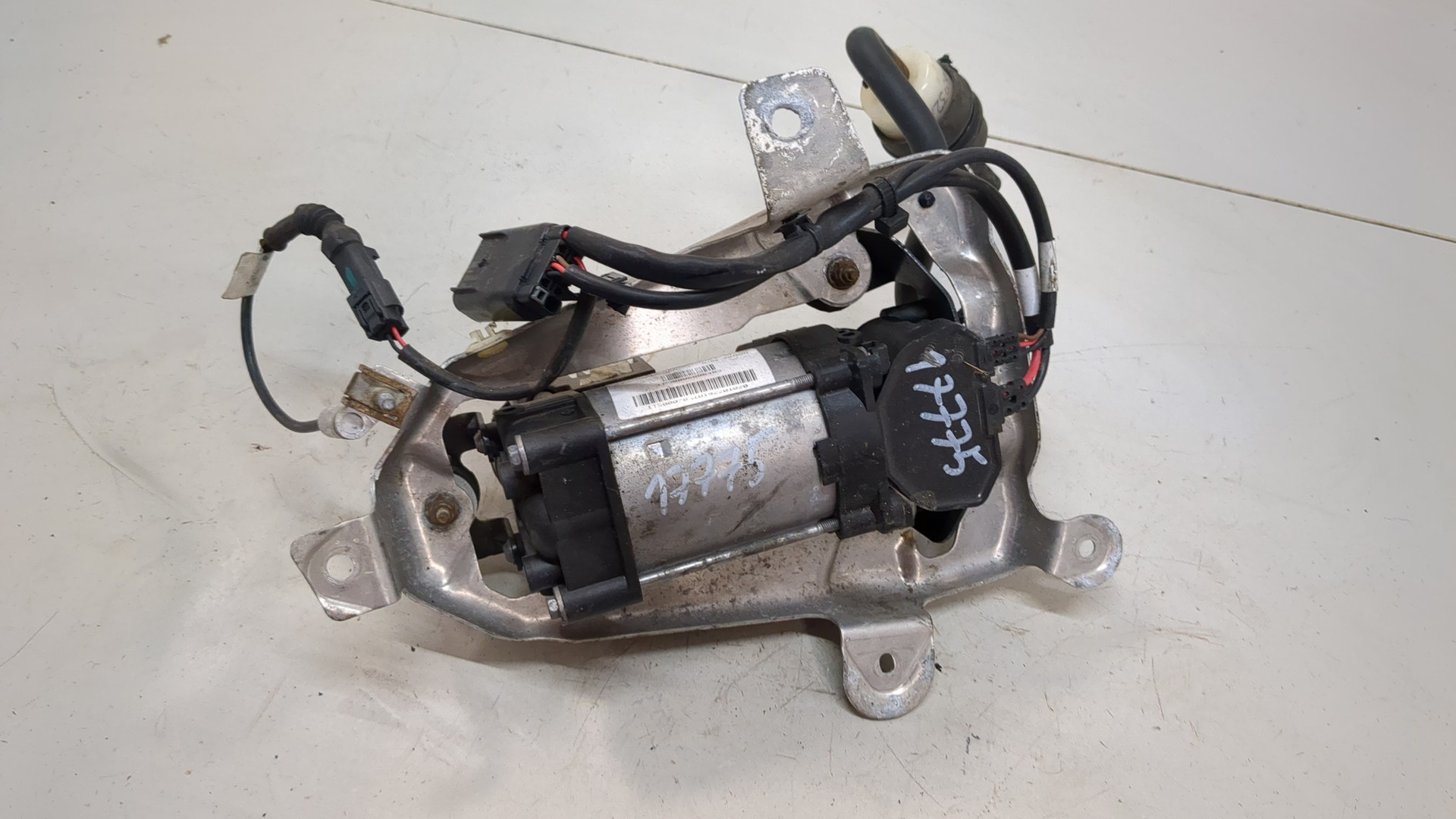 Насос регулировки подвески