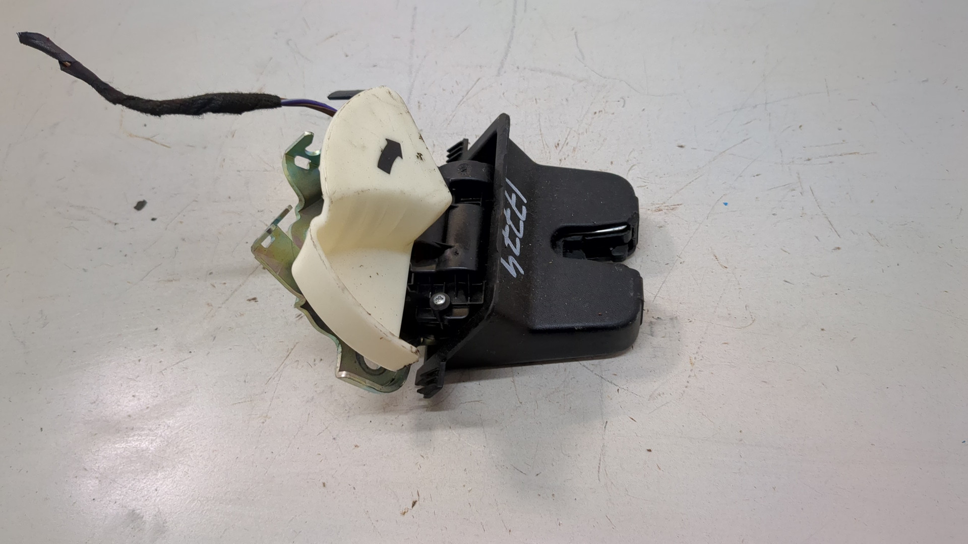 Замок багажника