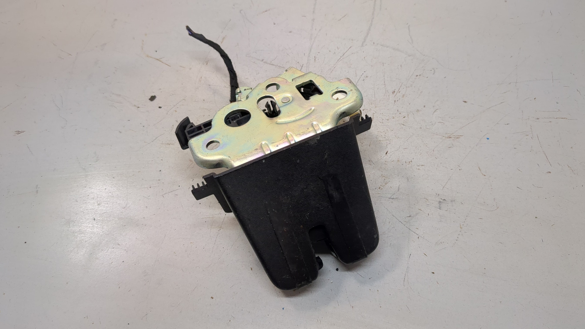 Замок багажника