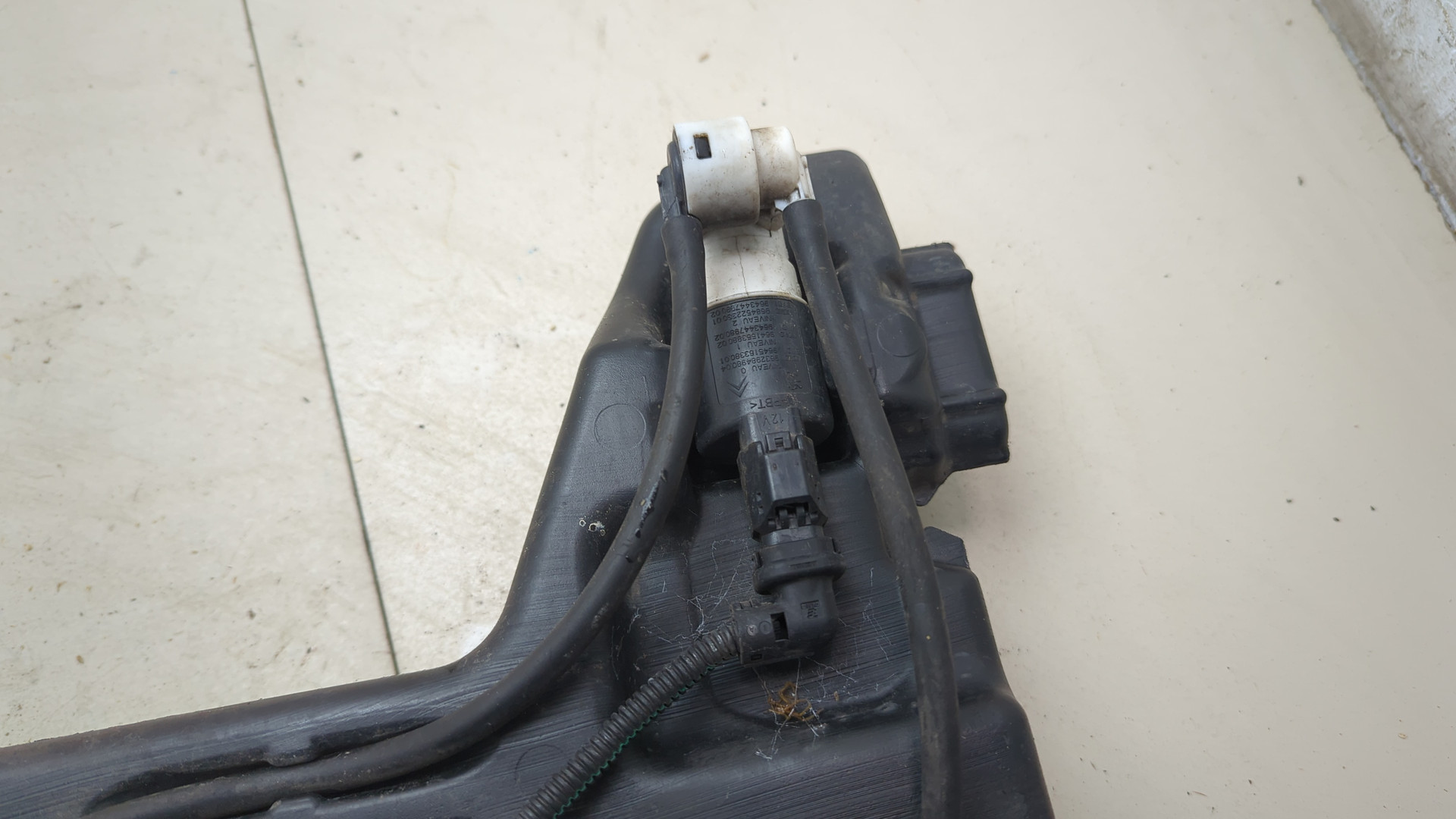 Бачок омывателя лобового стекла