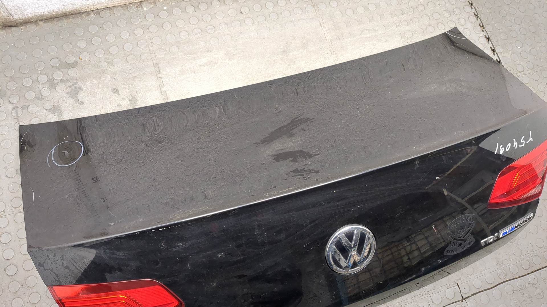 Дверь багажника