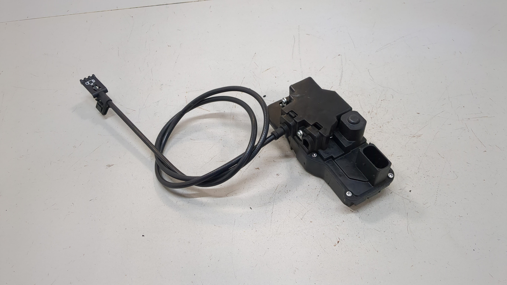 Замок двери задней левой