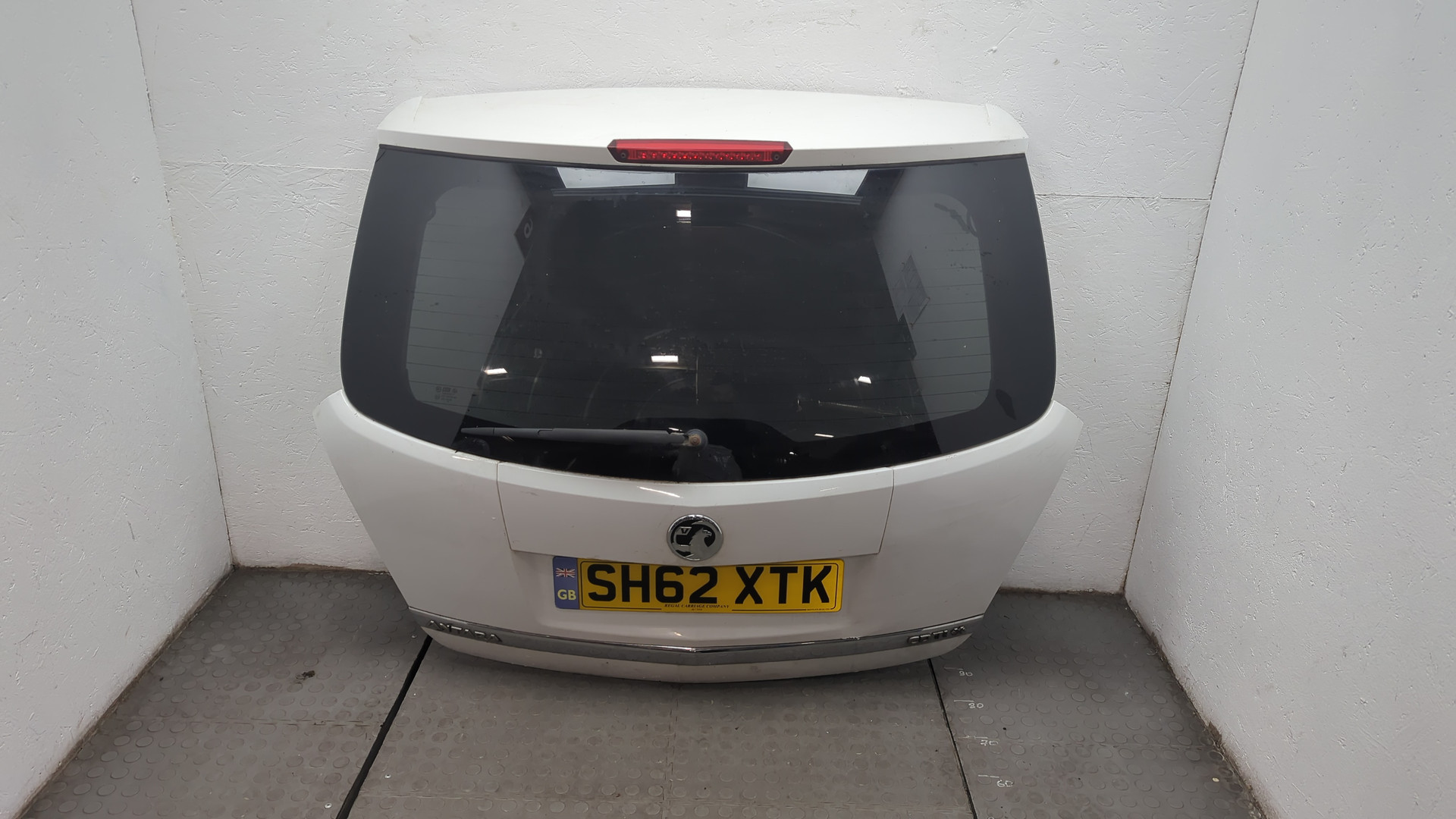 Дверь багажника