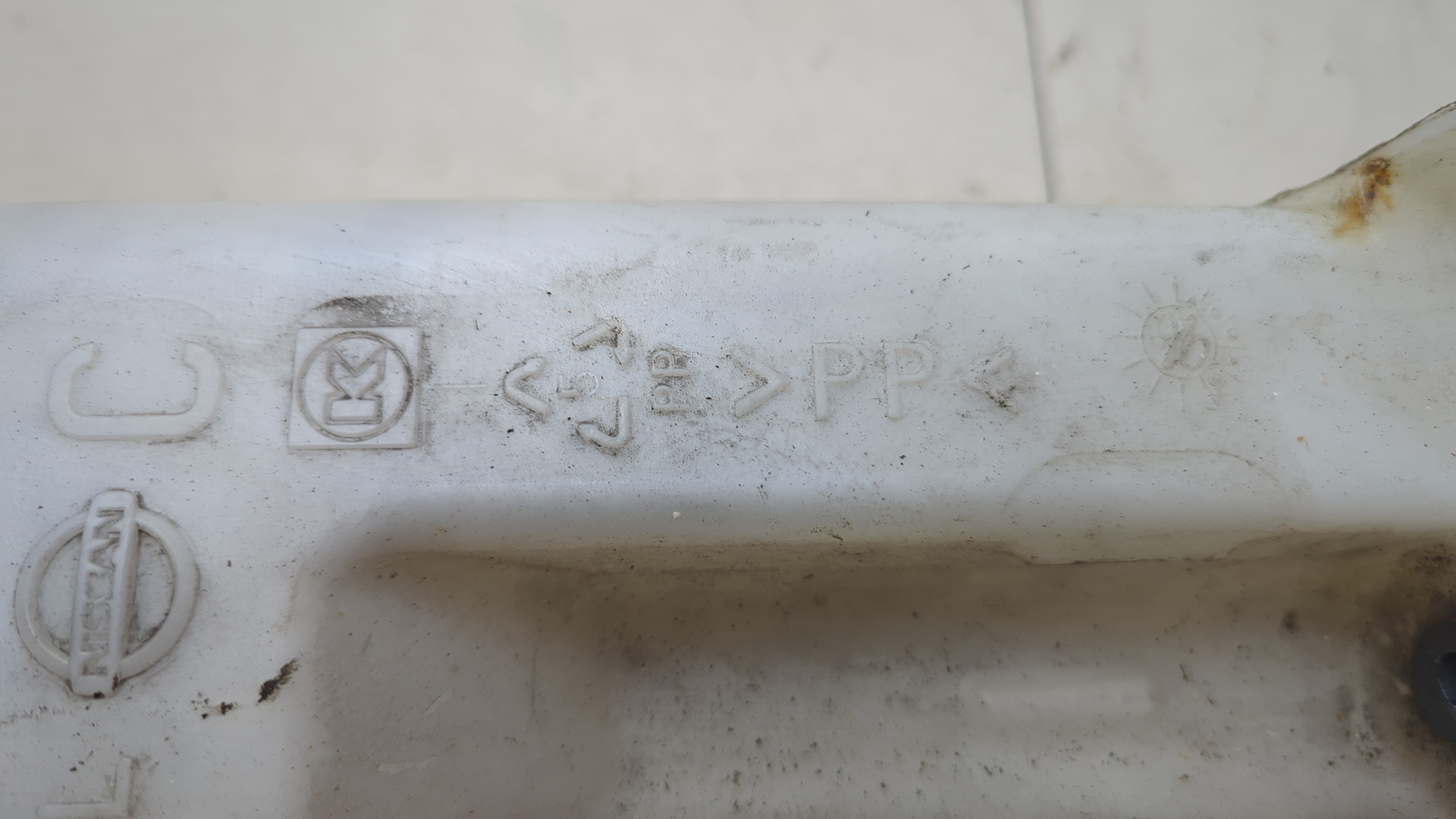 Бачок омывателя лобового стекла