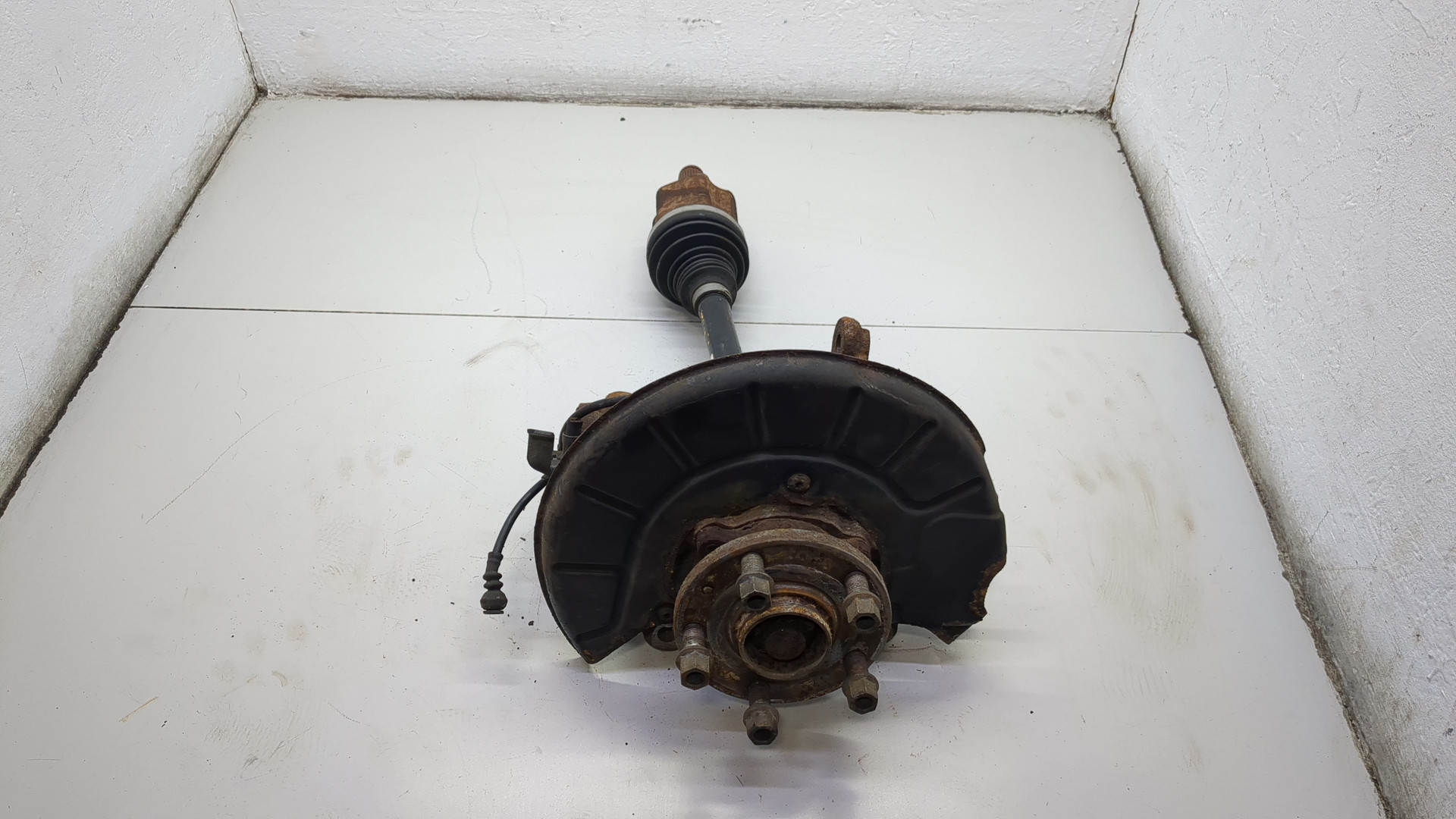 Кулак поворотный передний левый