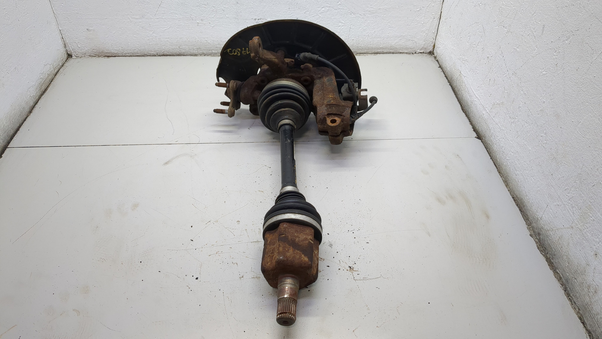 Кулак поворотный передний левый