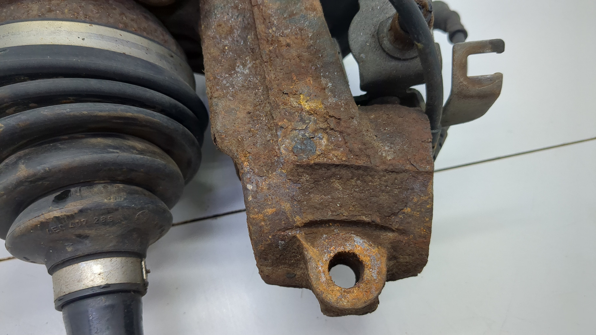 Кулак поворотный передний левый