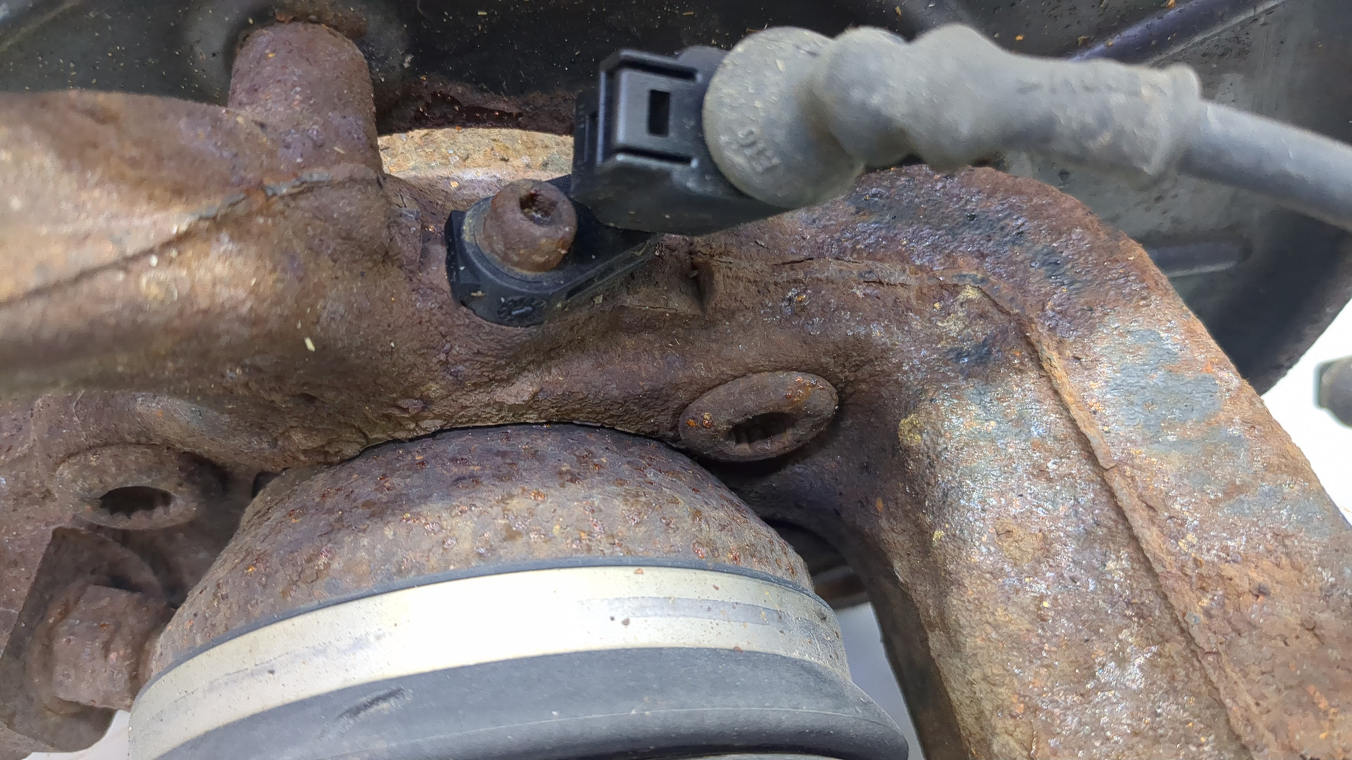 Кулак поворотный передний левый