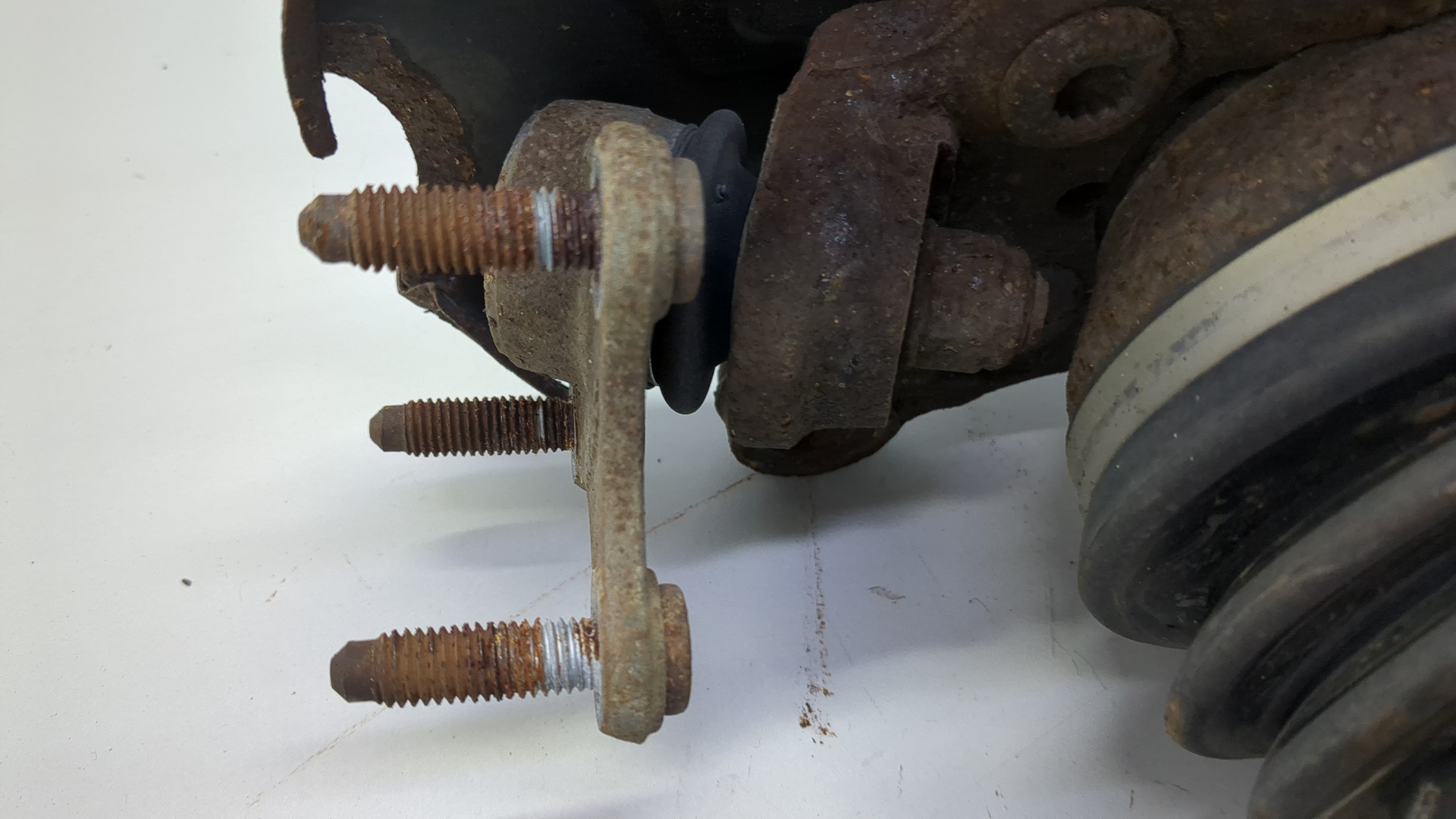 Кулак поворотный передний левый