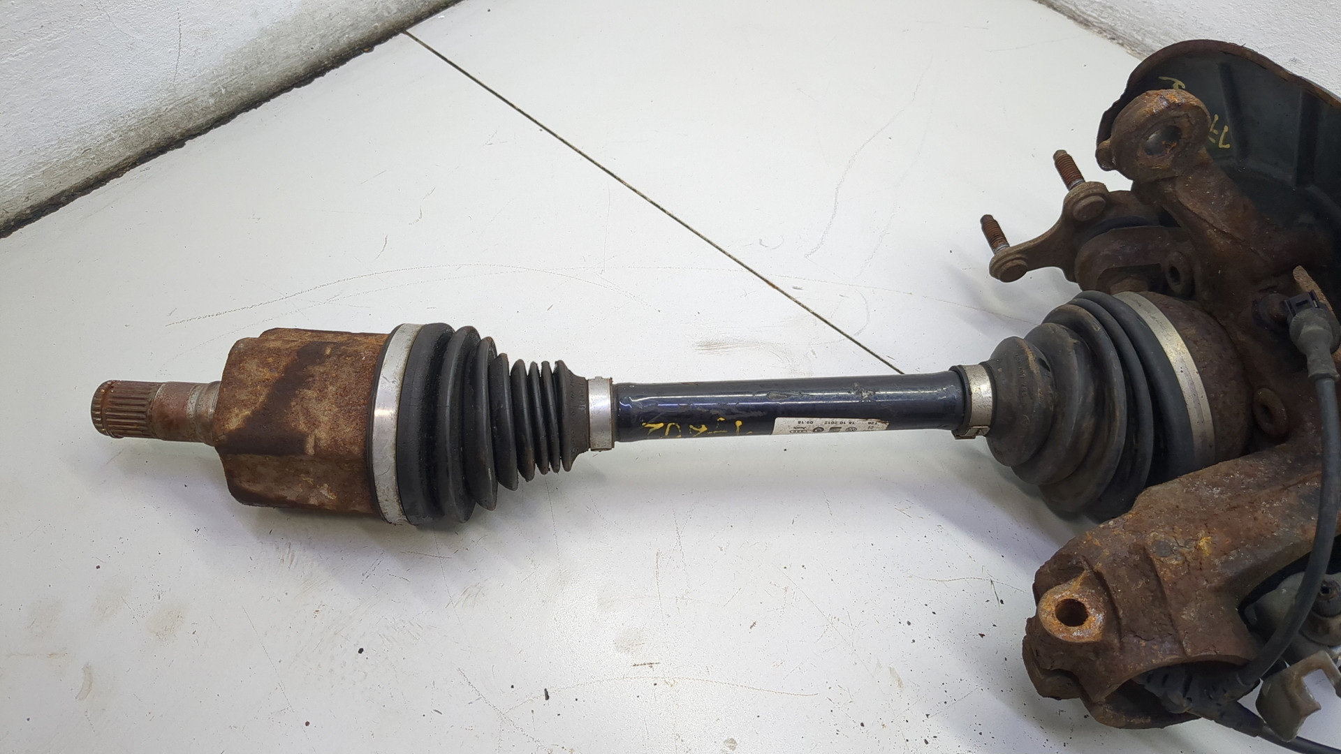 Кулак поворотный передний левый