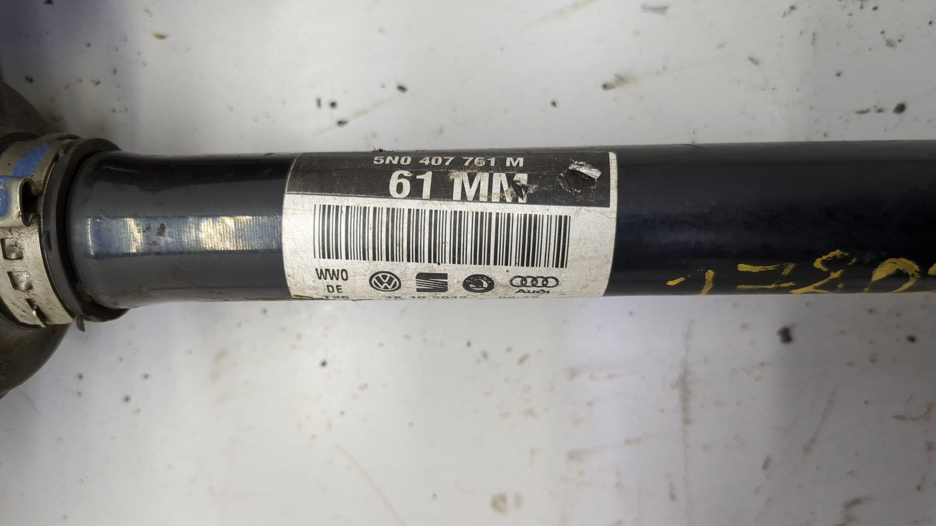 Кулак поворотный передний левый