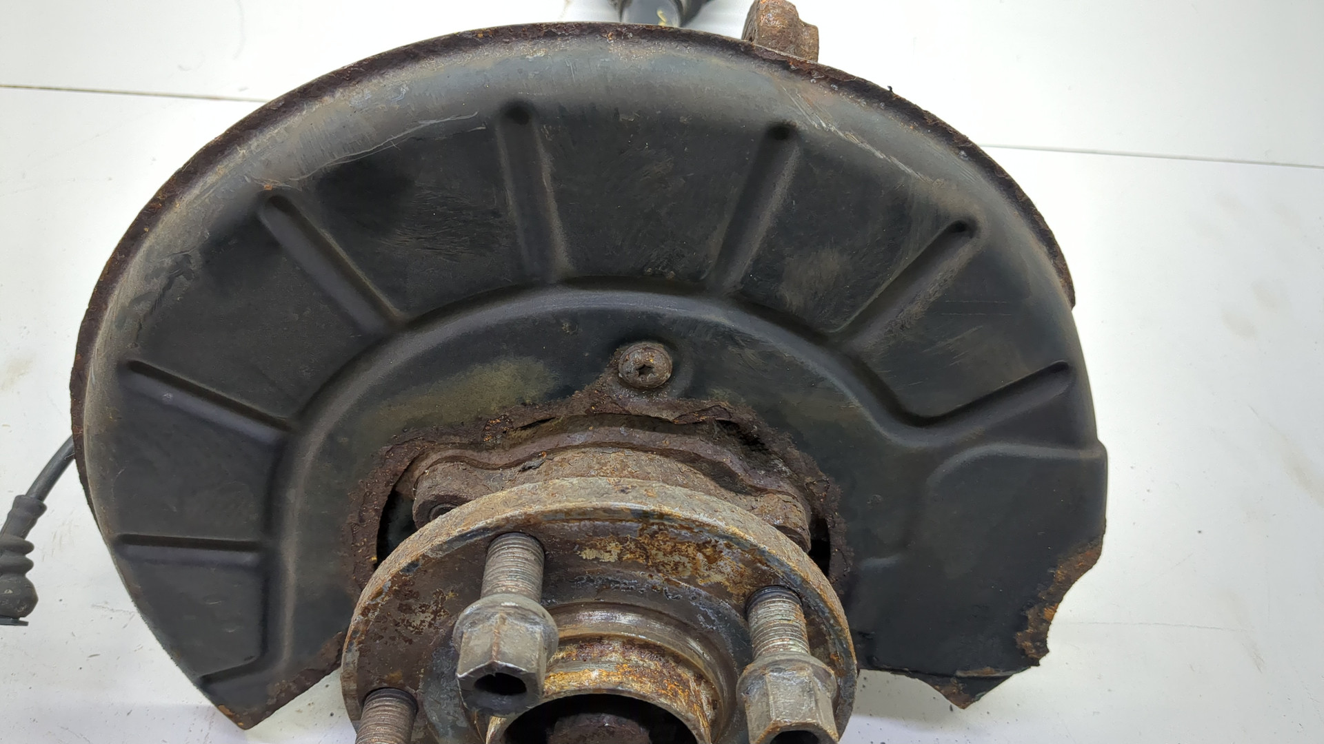 Кулак поворотный передний левый