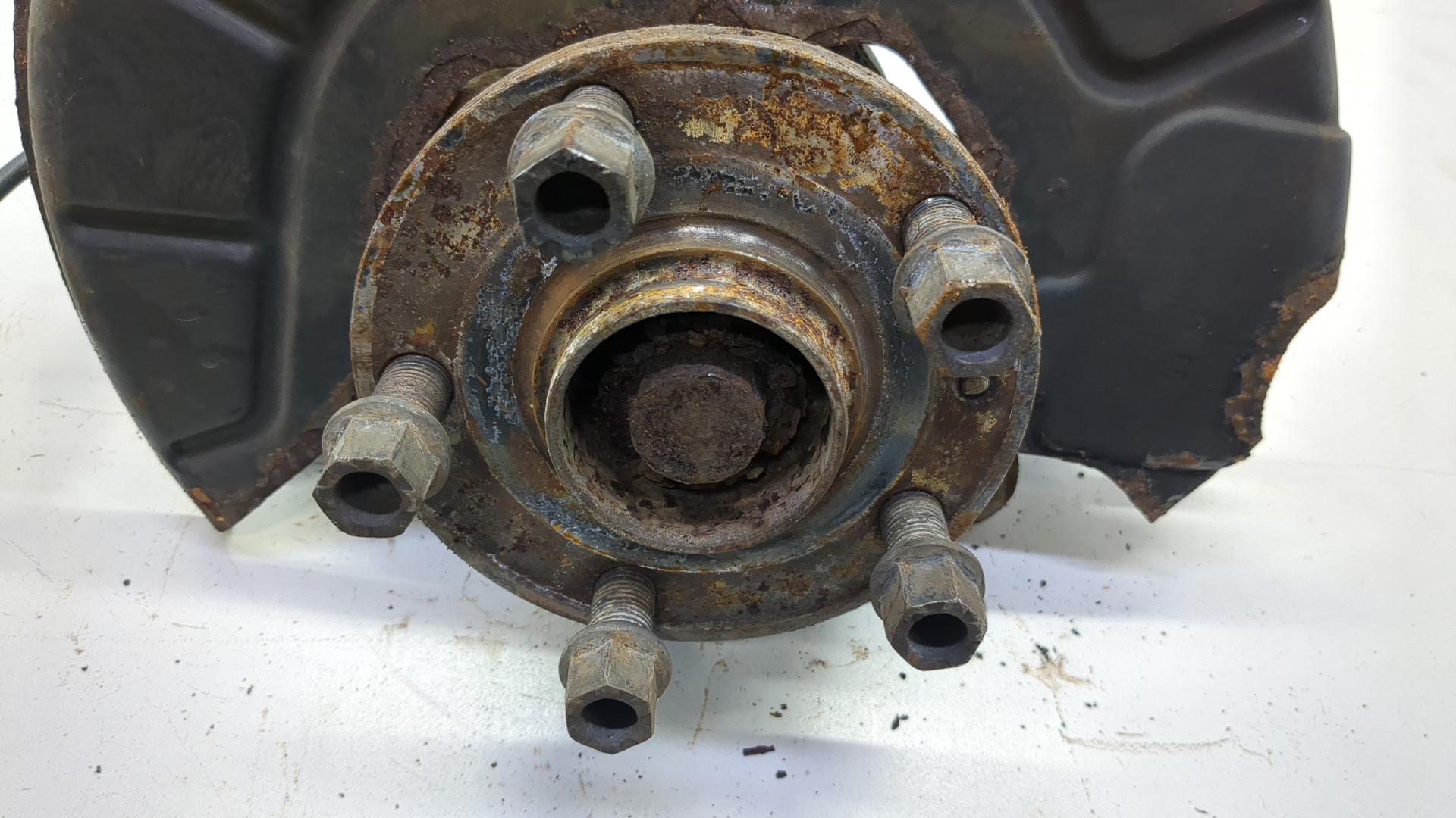 Кулак поворотный передний левый