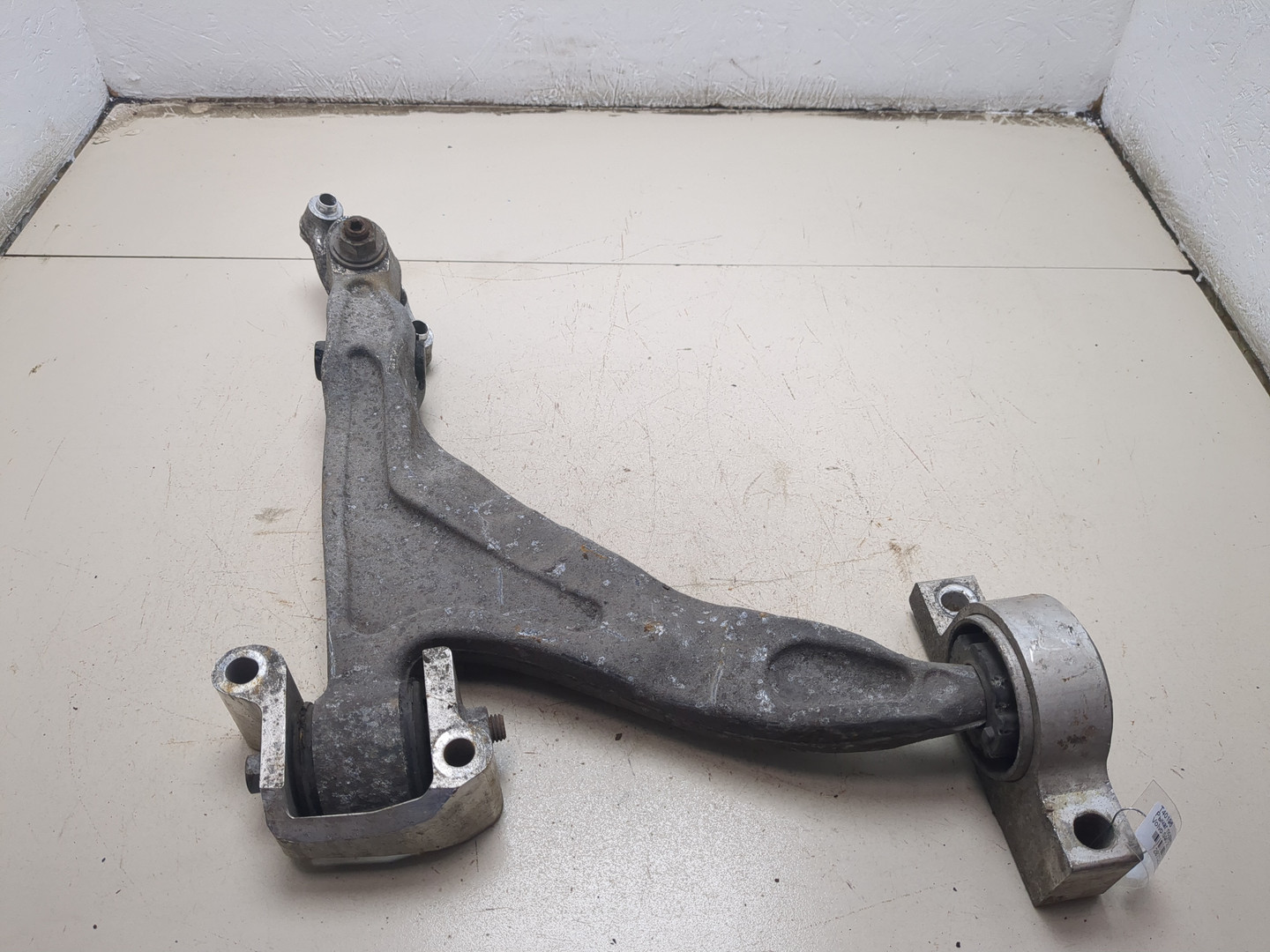 Рычаг передний правый