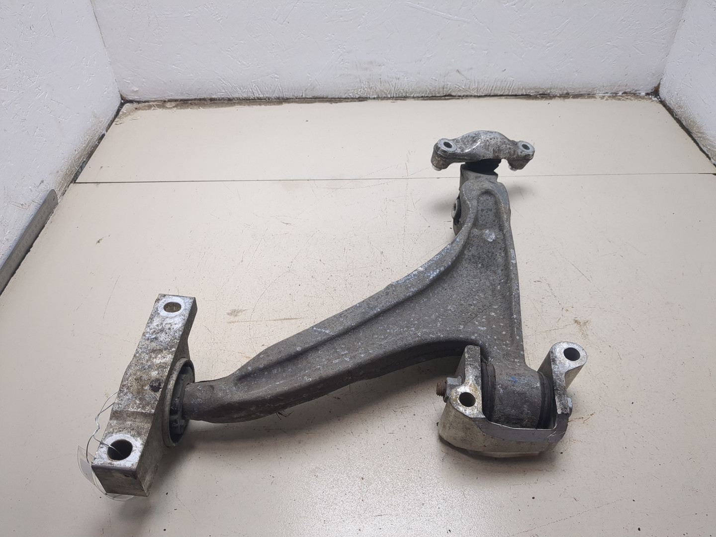 Рычаг передний правый