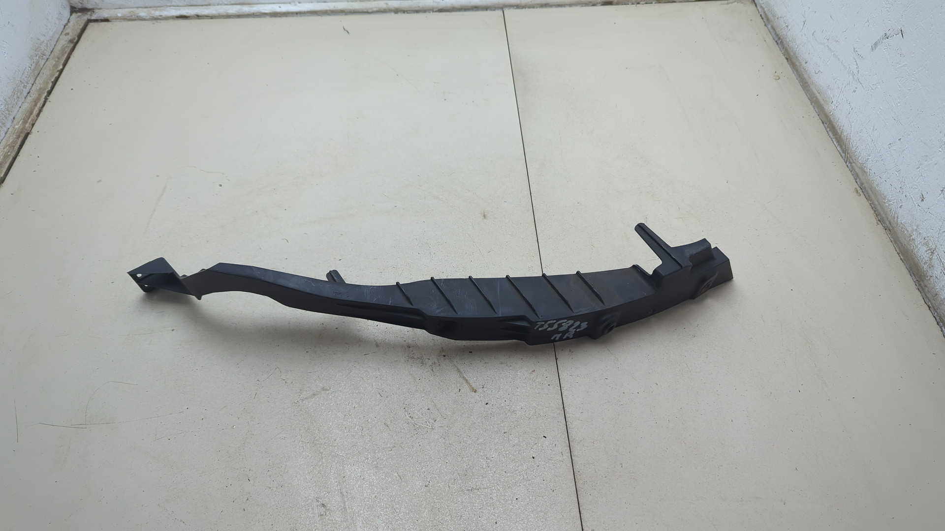 Кронштейн переднего бампера правый