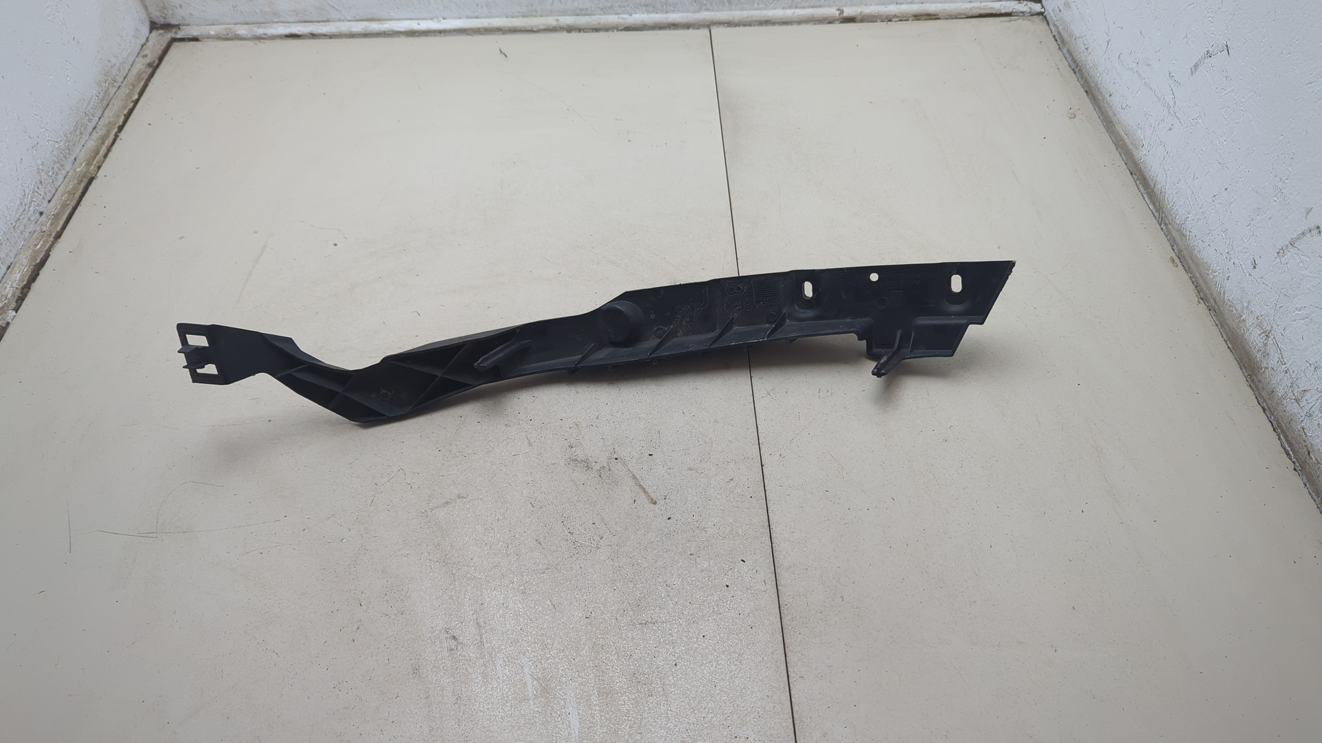 Кронштейн переднего бампера правый