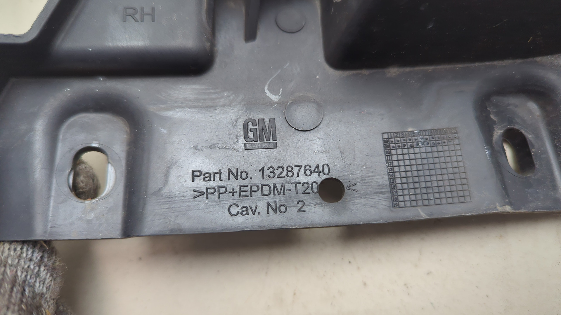 Кронштейн переднего бампера правый