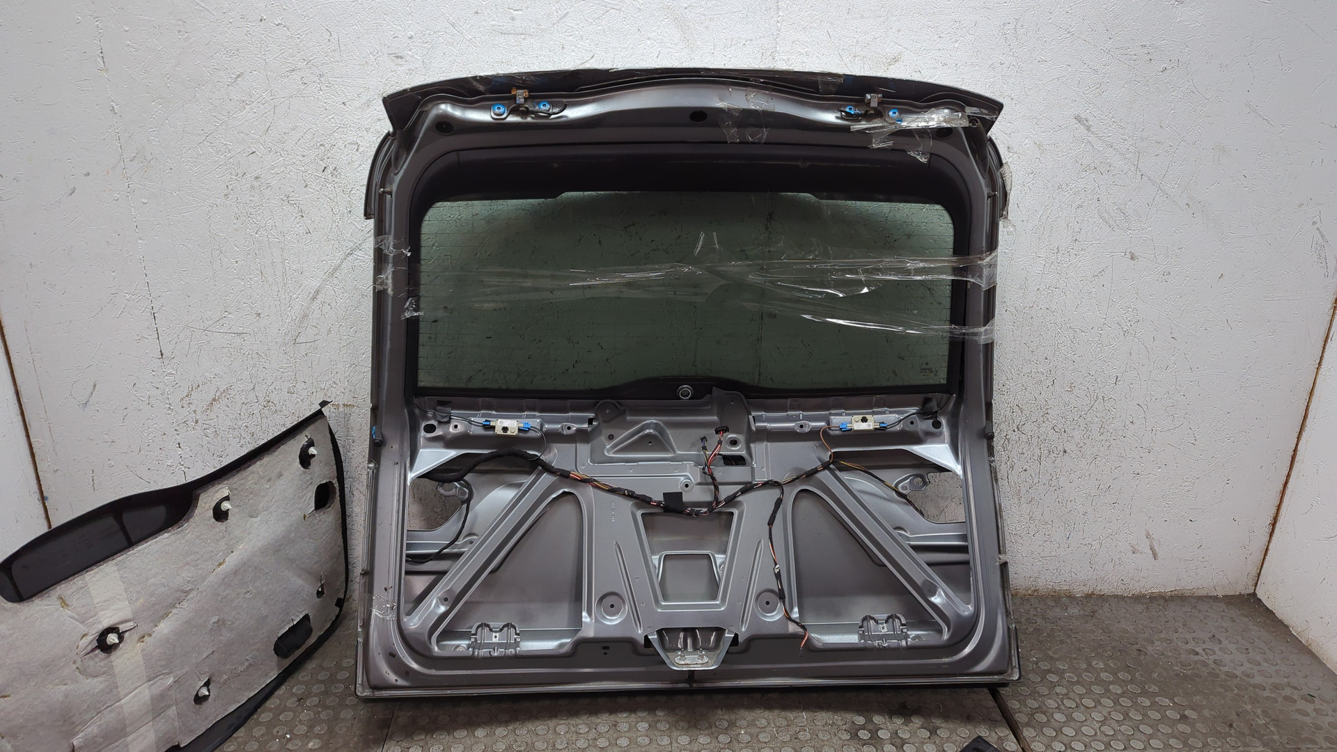 Дверь багажника