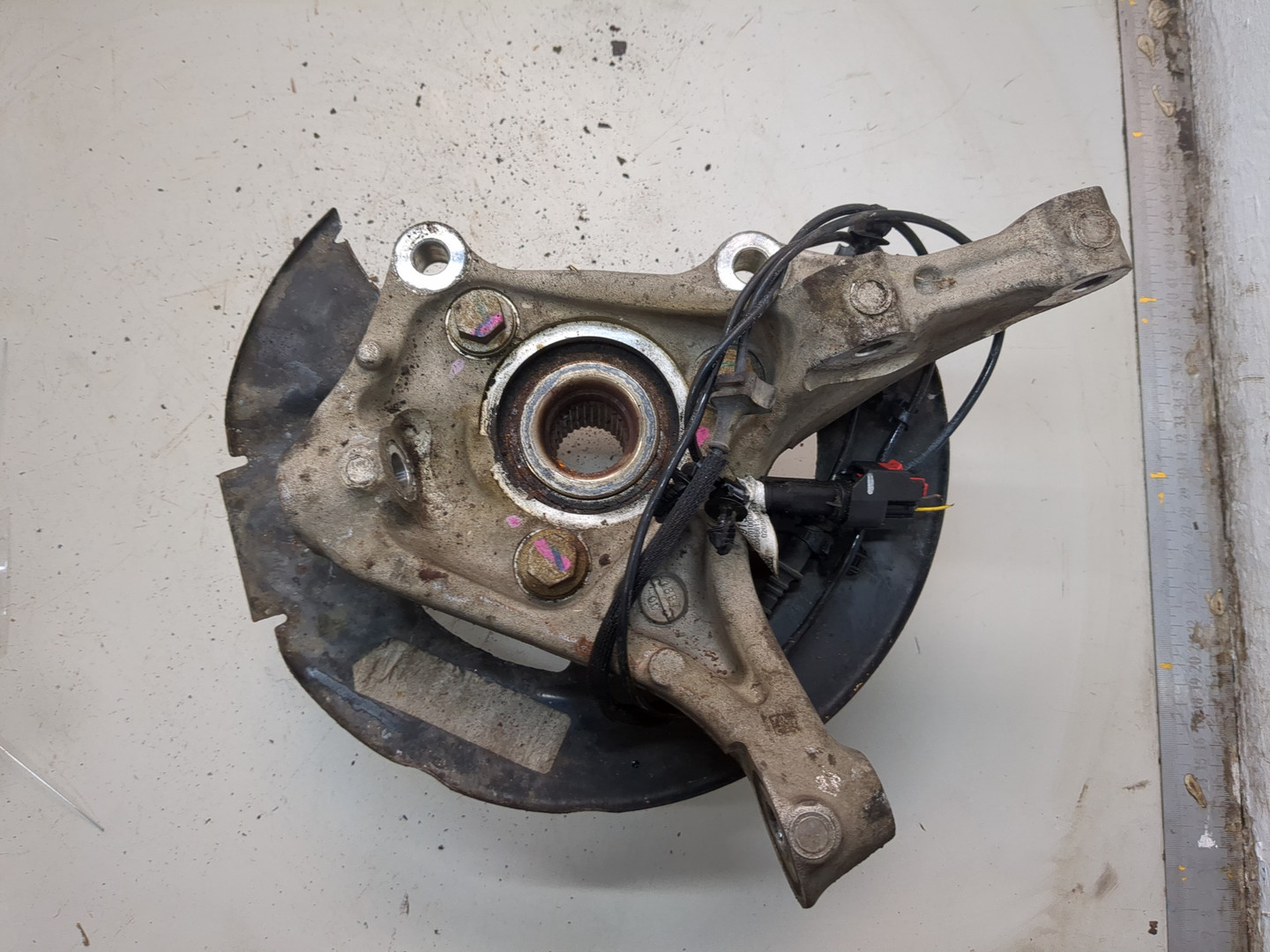 Кулак поворотный передний правый