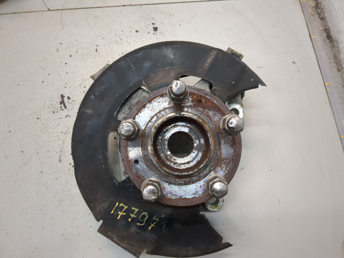 Кулак поворотный передний правый