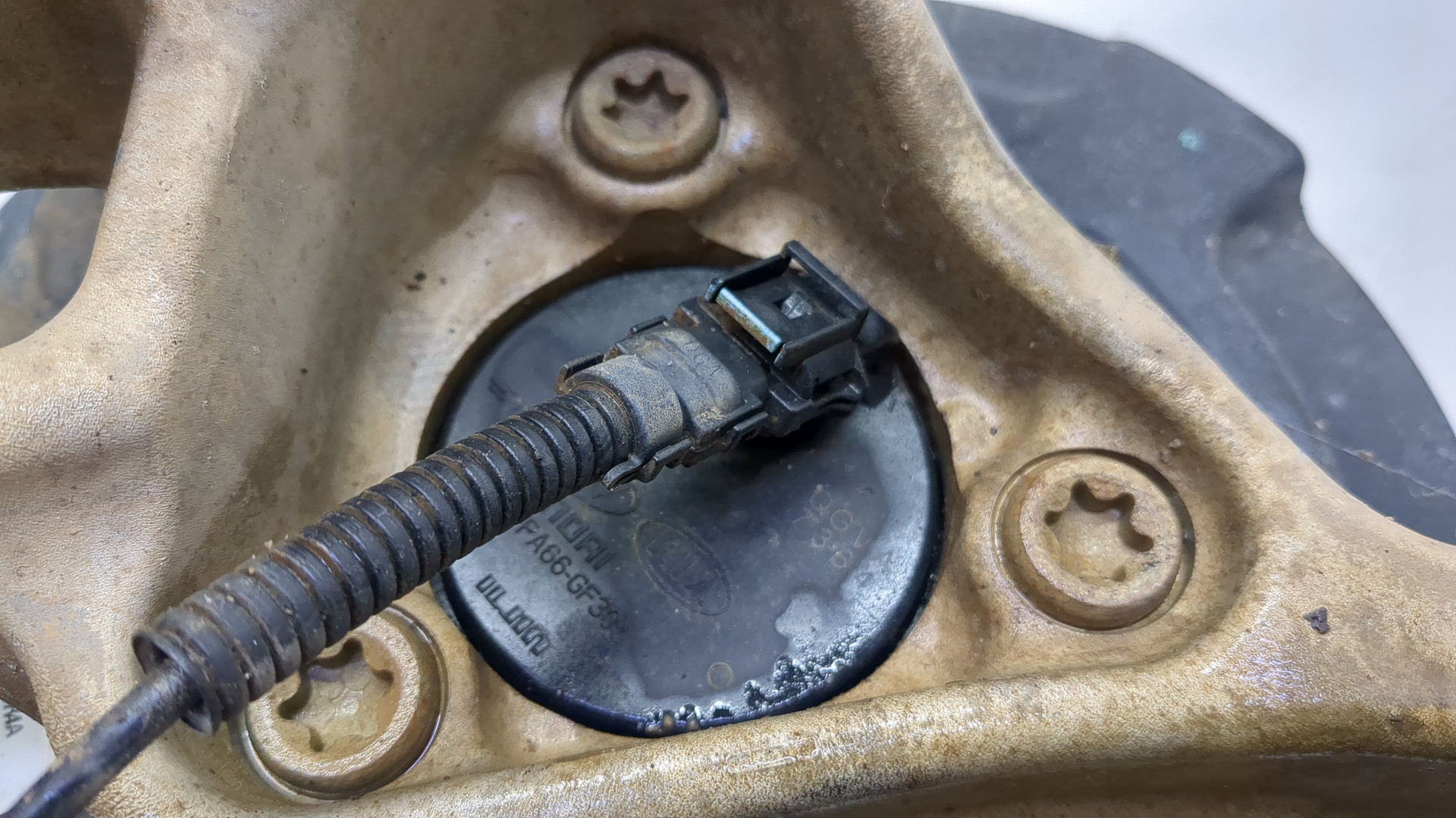 Кулак поворотный задний левый