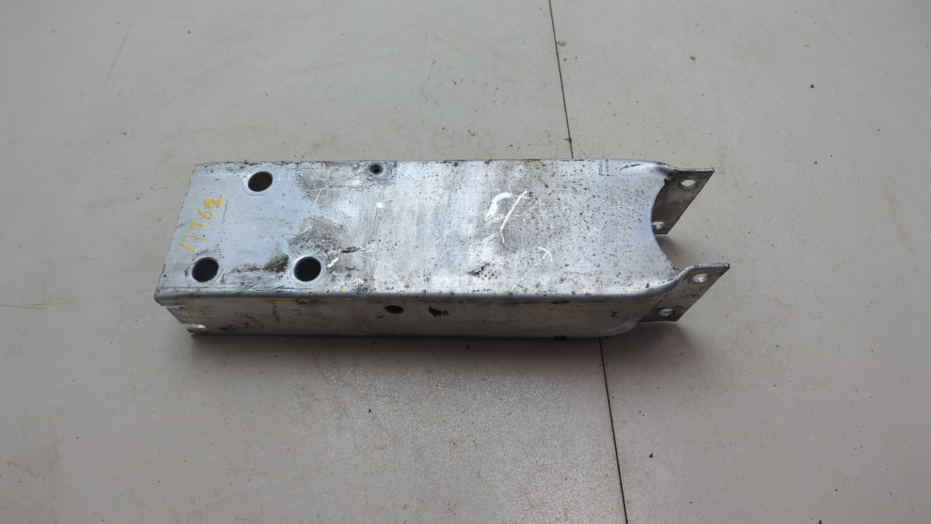 Кронштейн усилителя переднего бампера